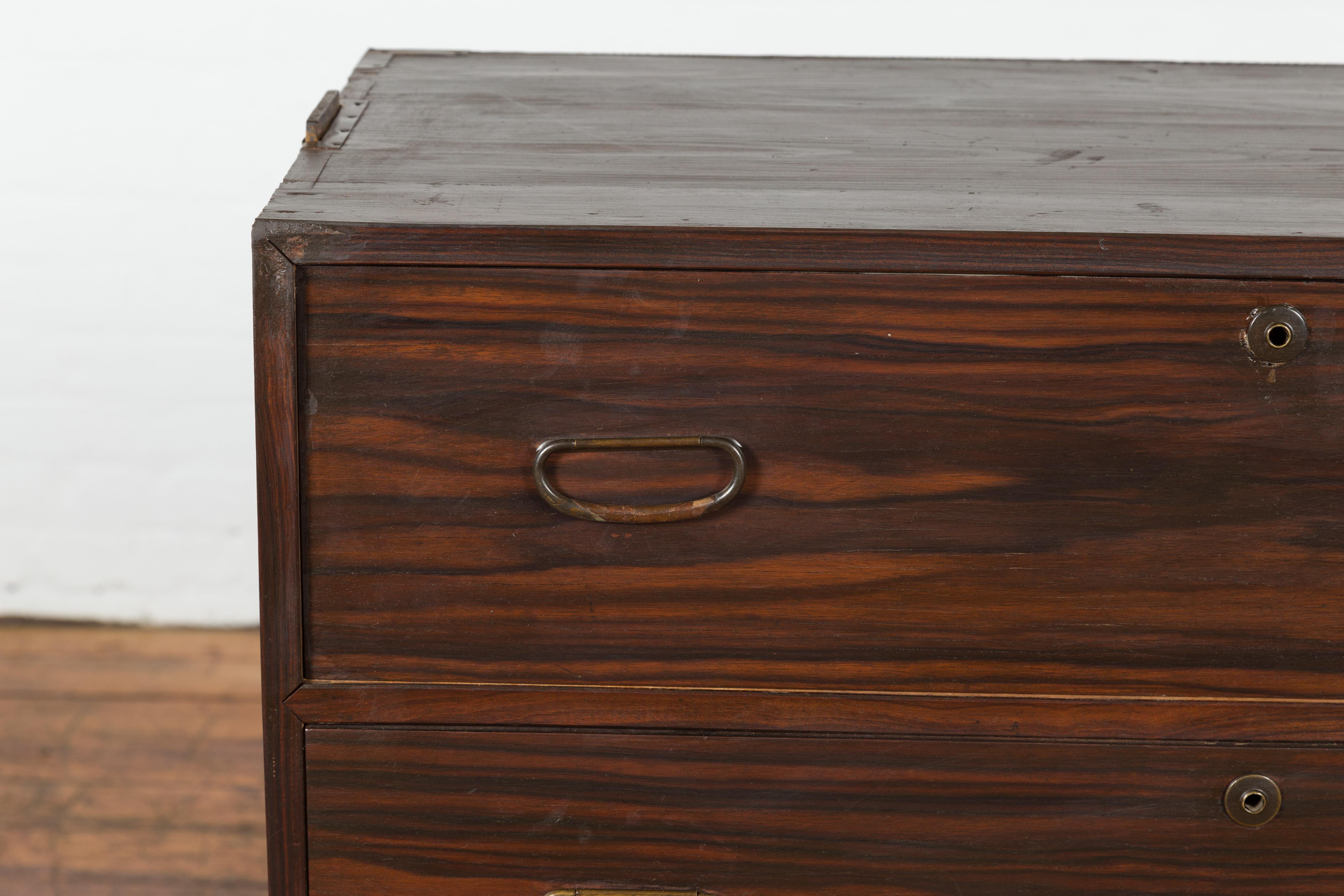 Dunkel Brown Antike Holz Tansu Dresser Chest (Messing) im Angebot