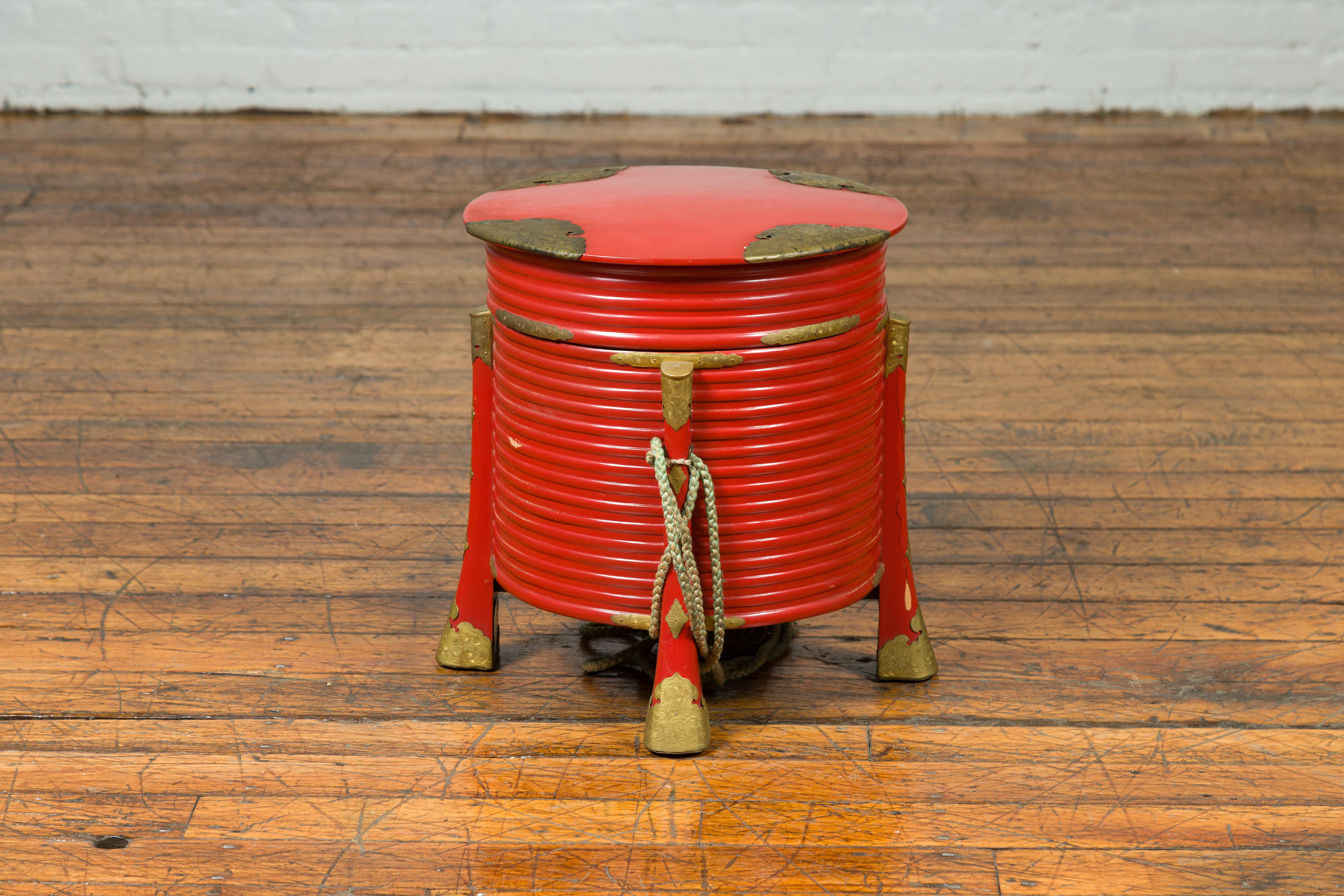 Japanese Taishō Red Lacquered Hokai Box with Brass Accents and Original Rope For Sale 3