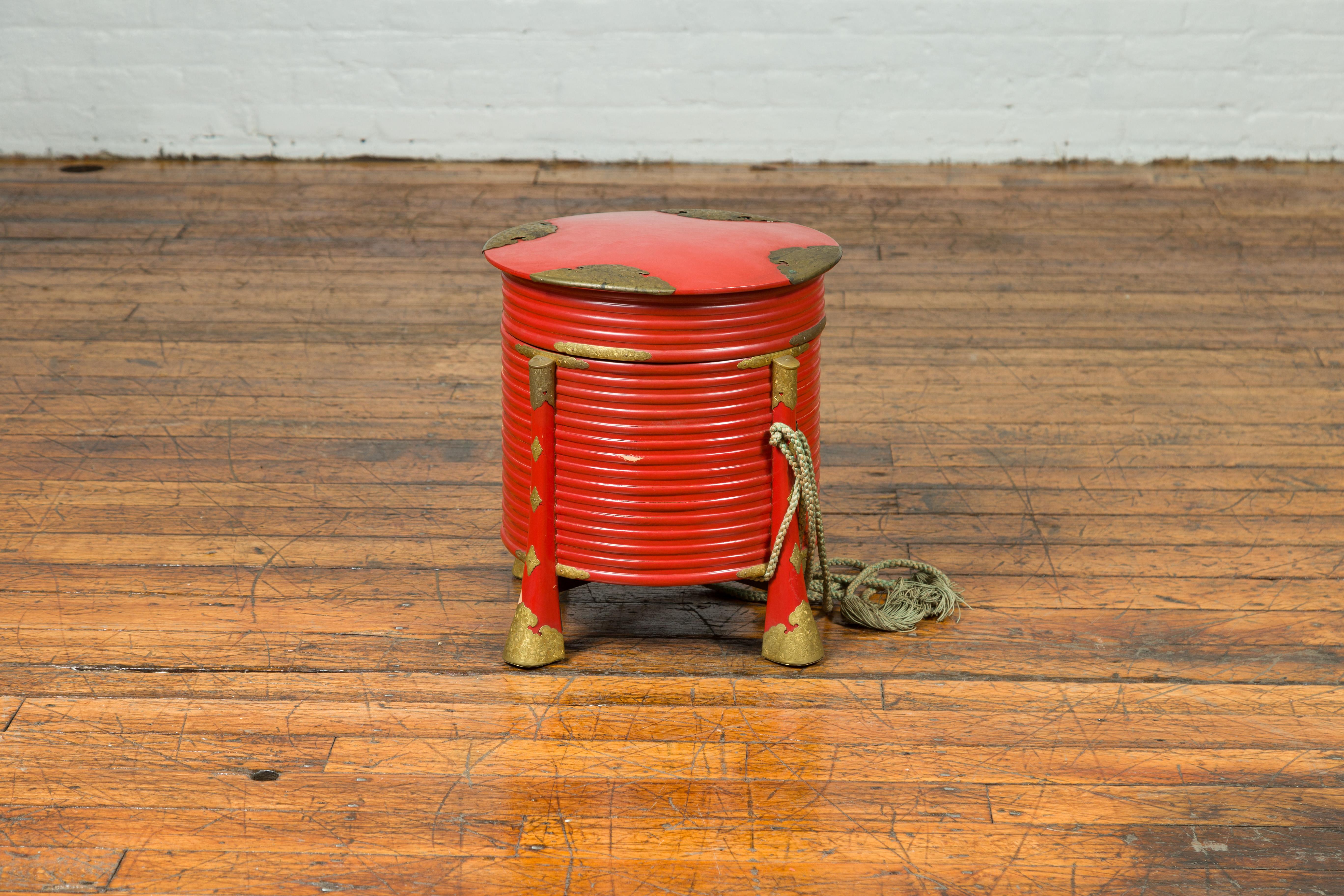Japanische Taishō rot lackierte Hokai-Box mit Messing-Akzenten und Original-Seil (Taisho) im Angebot
