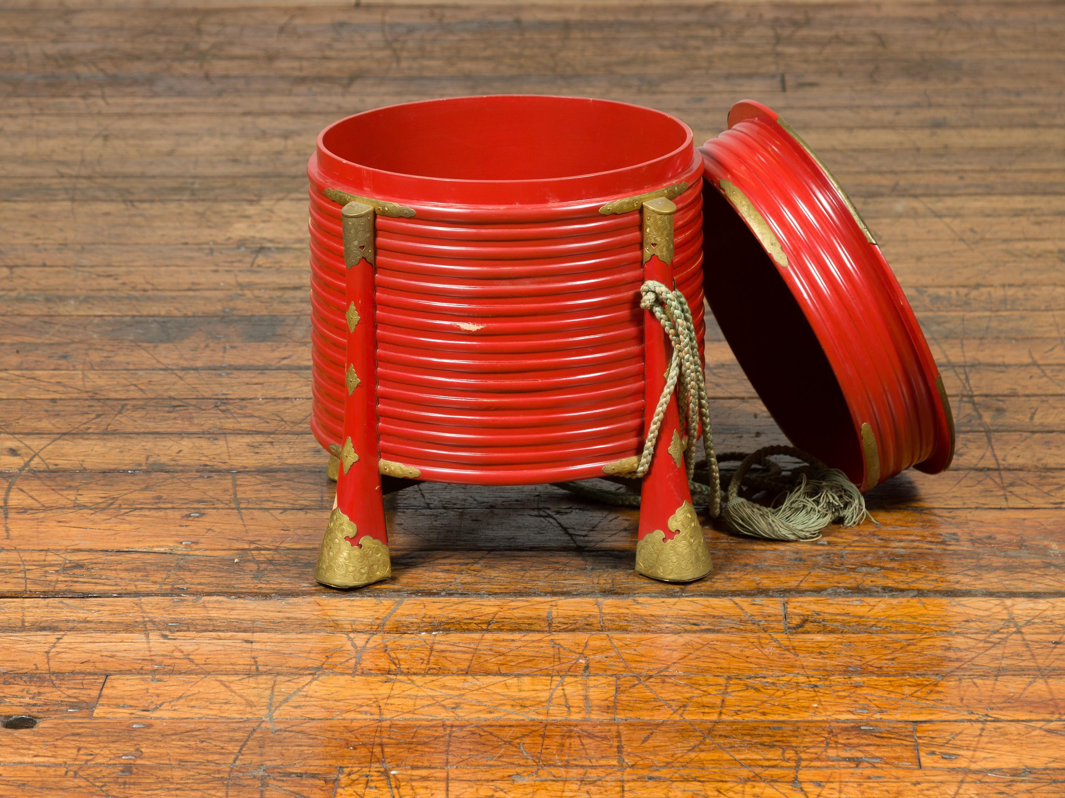 Japanische Taishō rot lackierte Hokai-Box mit Messing-Akzenten und Original-Seil (Lackiert) im Angebot