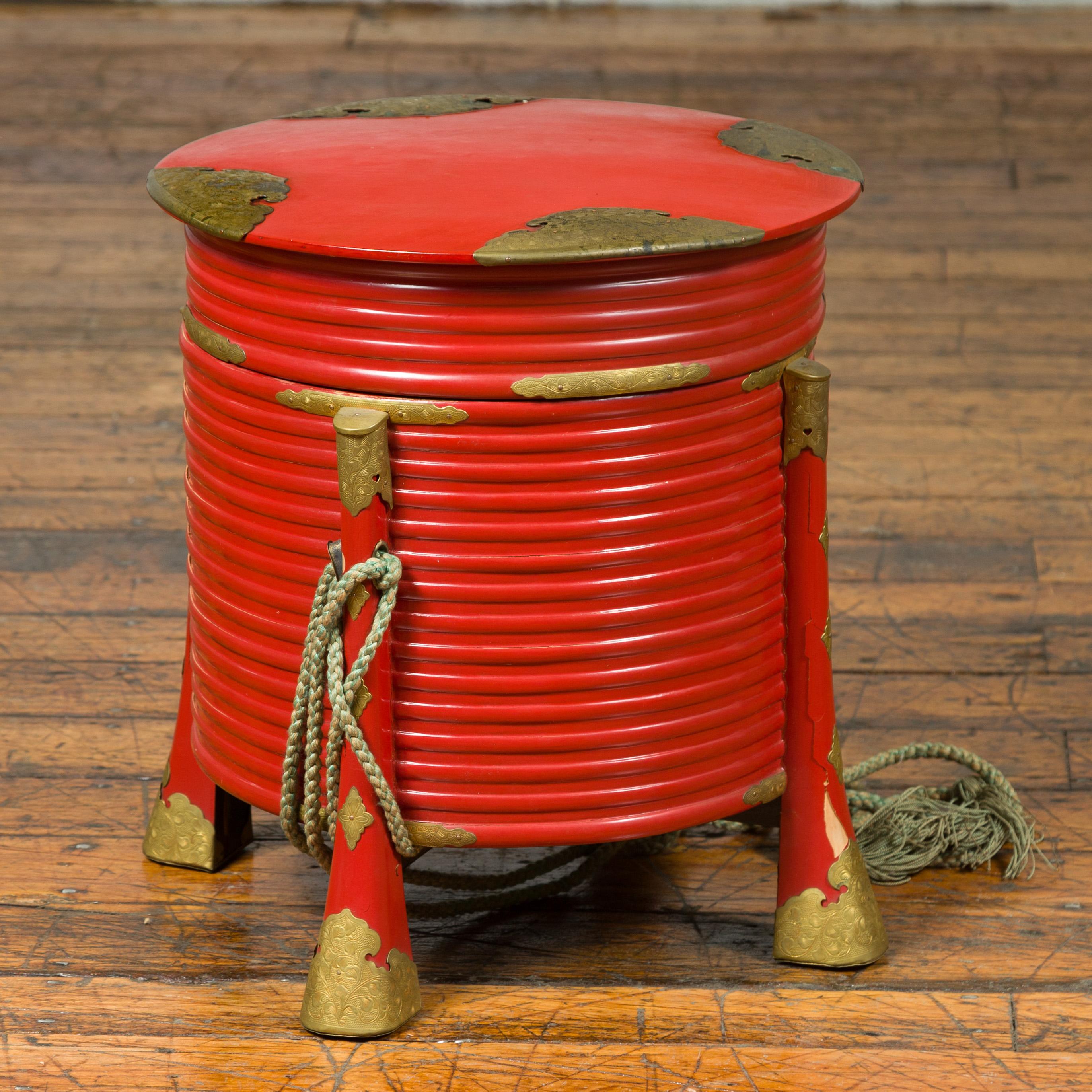 Japanese Taishō Red Lacquered Hokai Box with Brass Accents and Original Rope For Sale 1