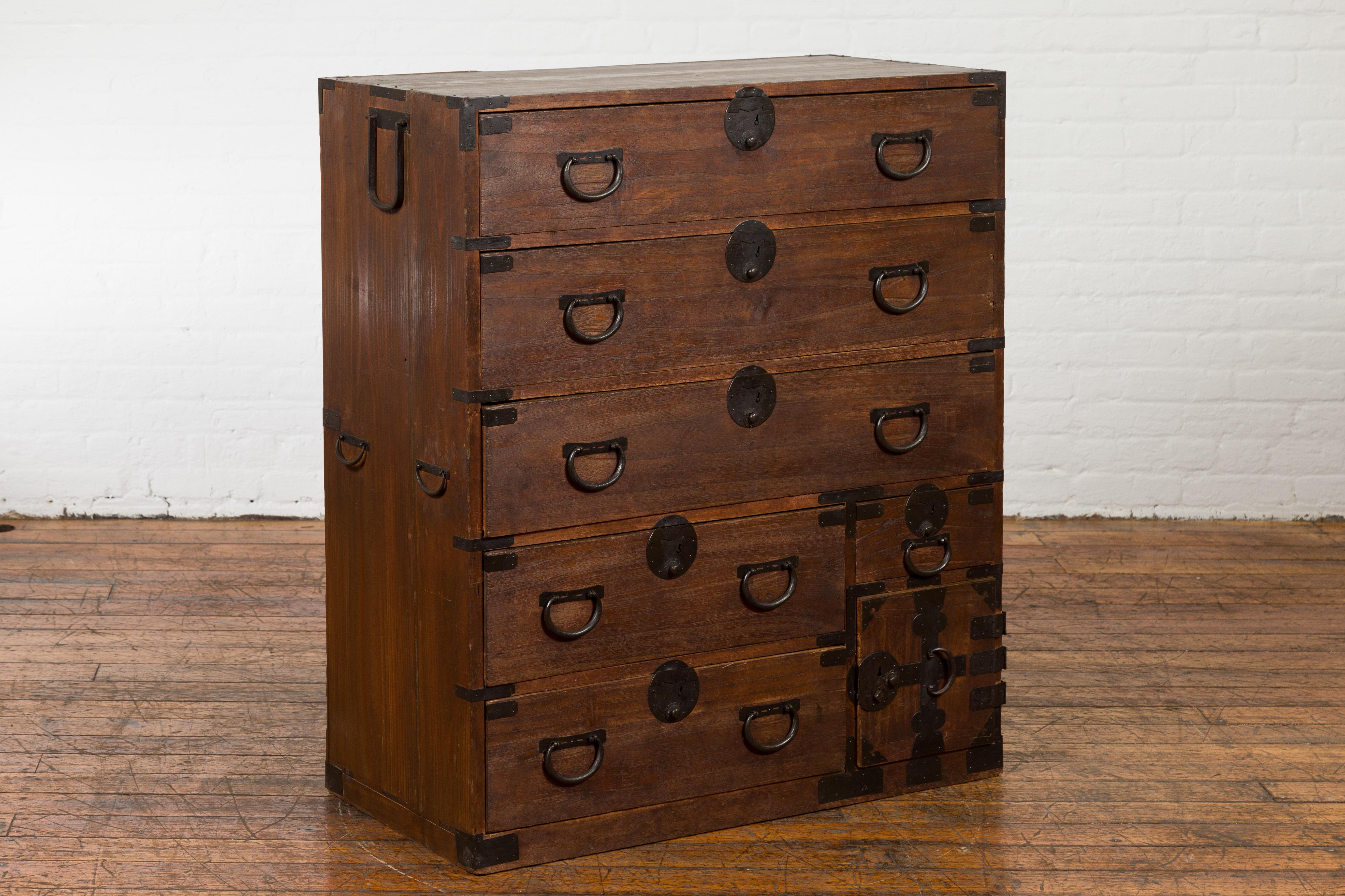 Japanese Taishō Tansu Chest in Isho-Dansu Style with Six Drawers and Safe In Good Condition For Sale In Yonkers, NY