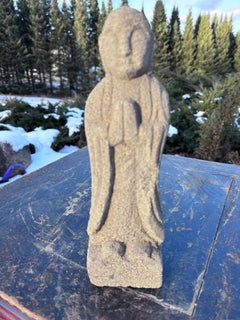 Buda japonés alto de piedra de 100 años, manos en oración