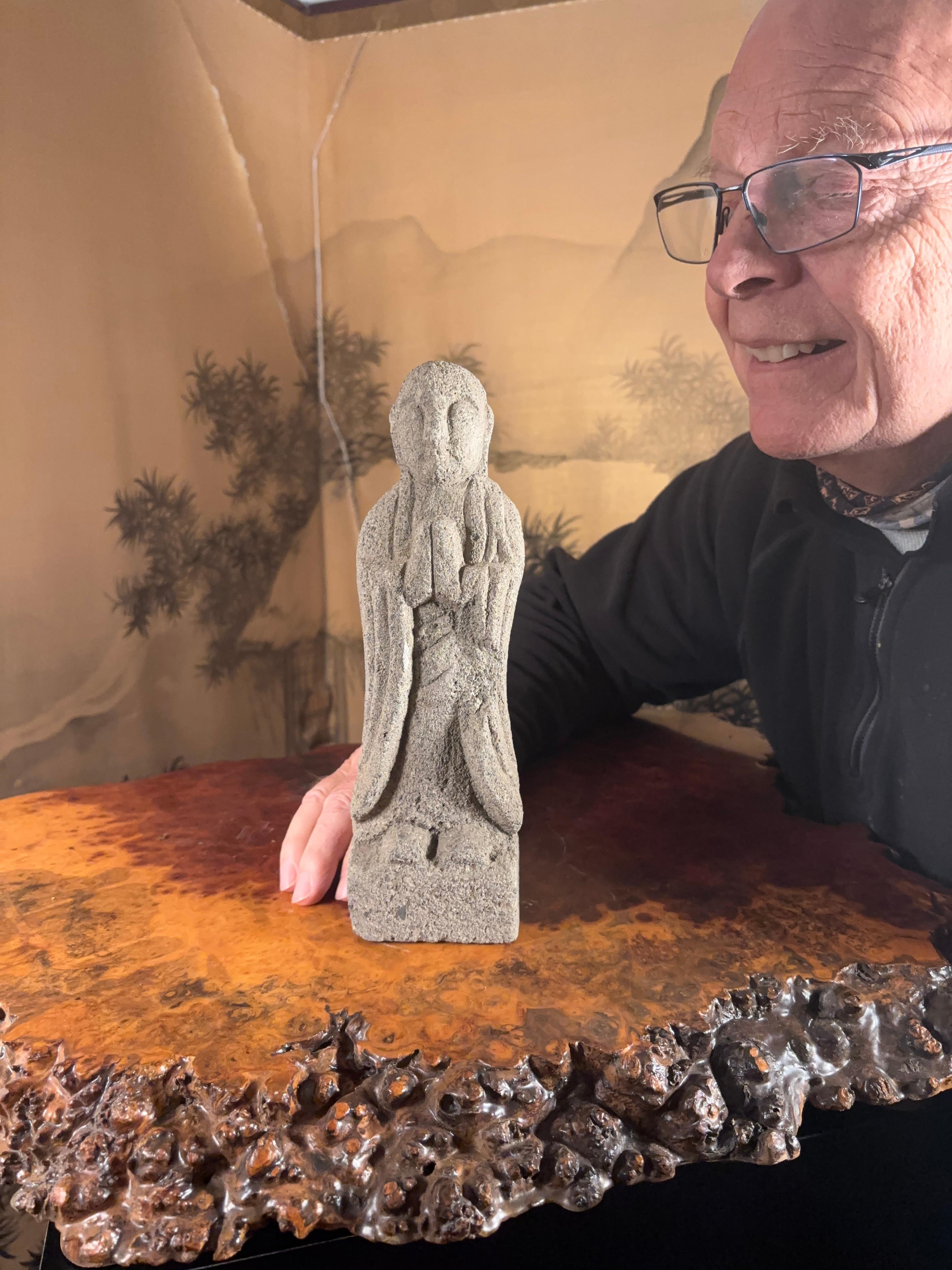 Japanischer hoher, 100 Jahre alter Stein-Buddha mit Händen im Gebet (Edo) im Angebot