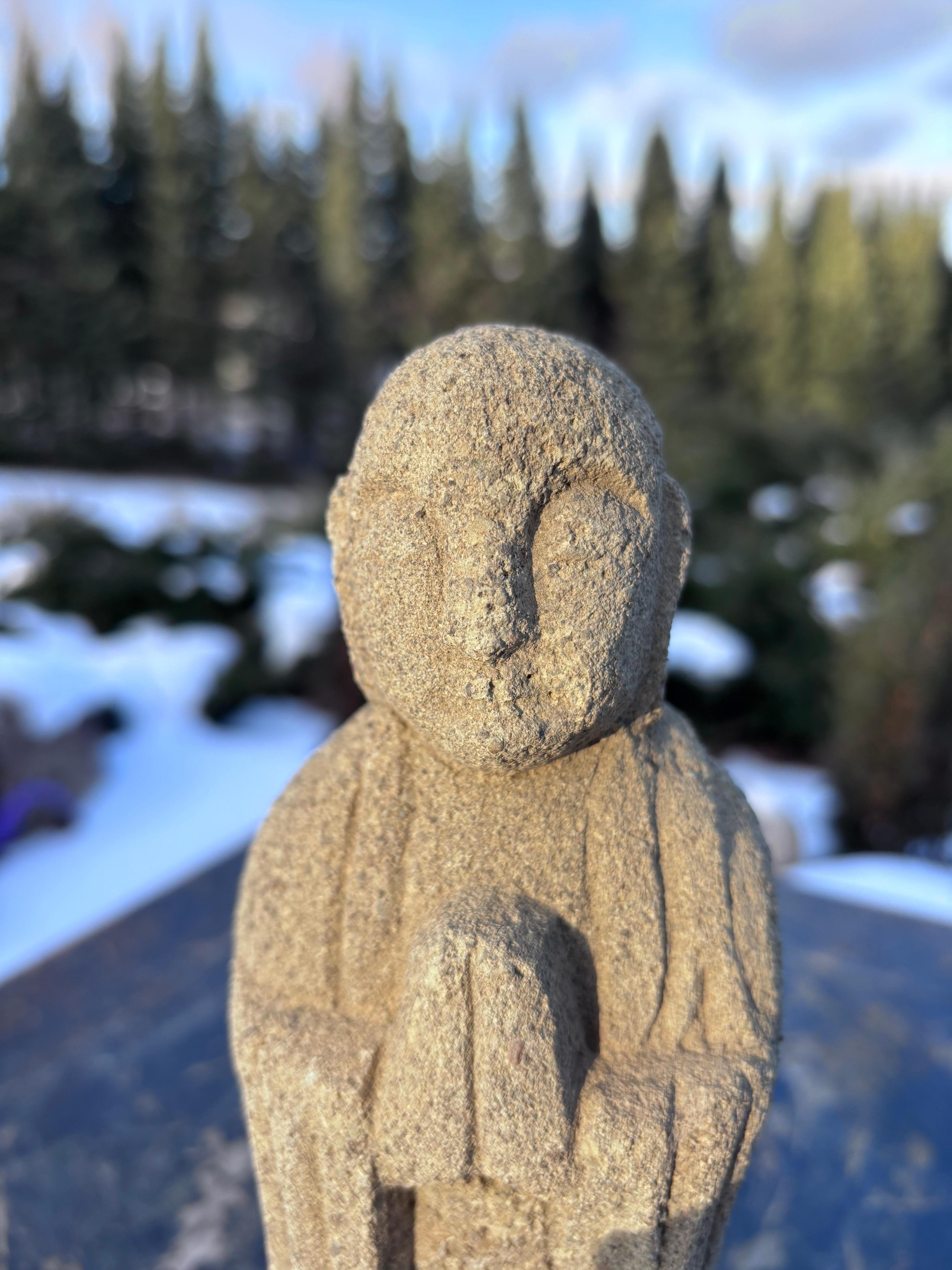 Japanischer hoher, 100 Jahre alter Stein-Buddha mit Händen im Gebet (Handgeschnitzt) im Angebot
