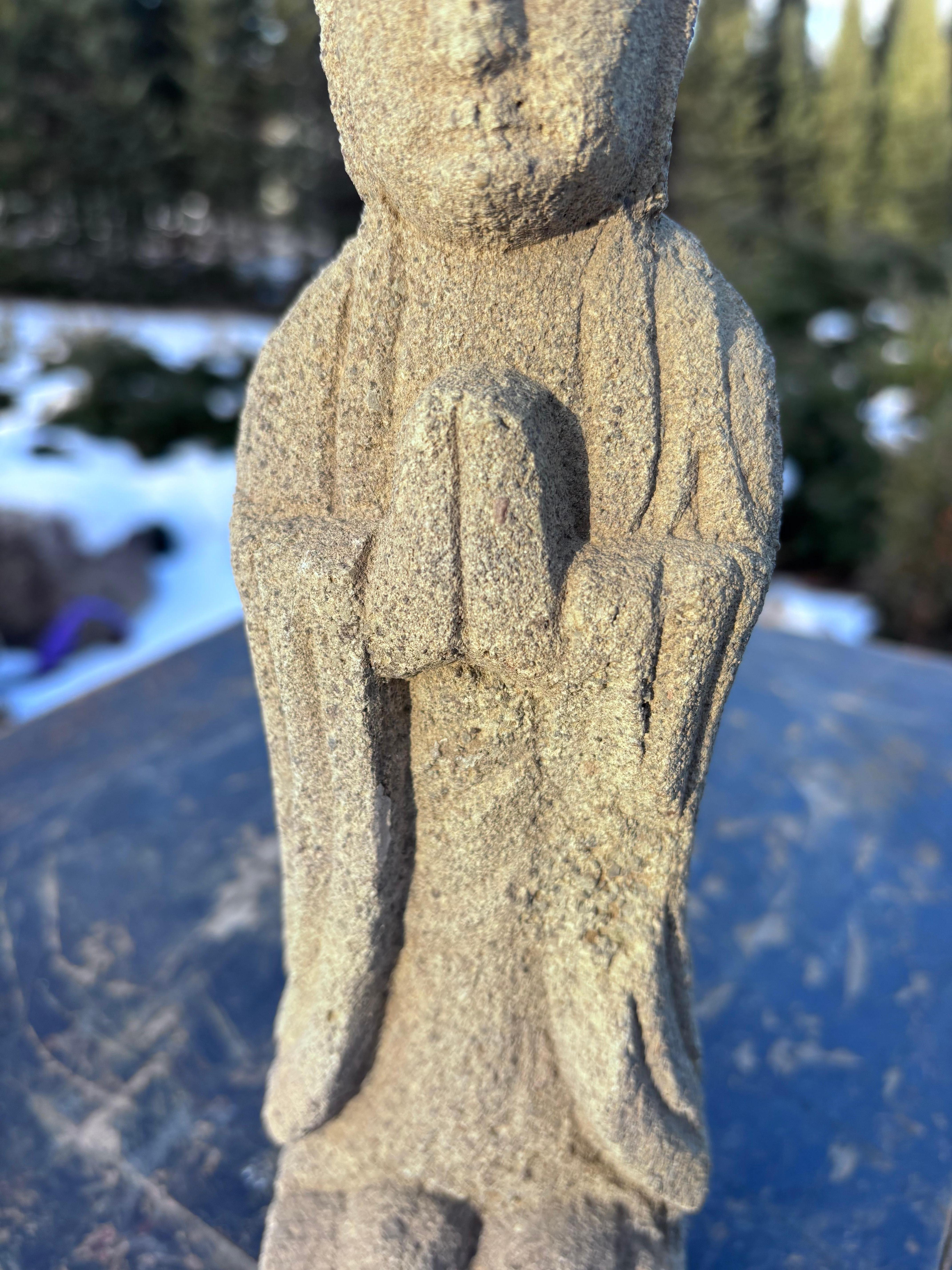 Japanischer hoher, 100 Jahre alter Stein-Buddha mit Händen im Gebet im Zustand „Gut“ im Angebot in South Burlington, VT