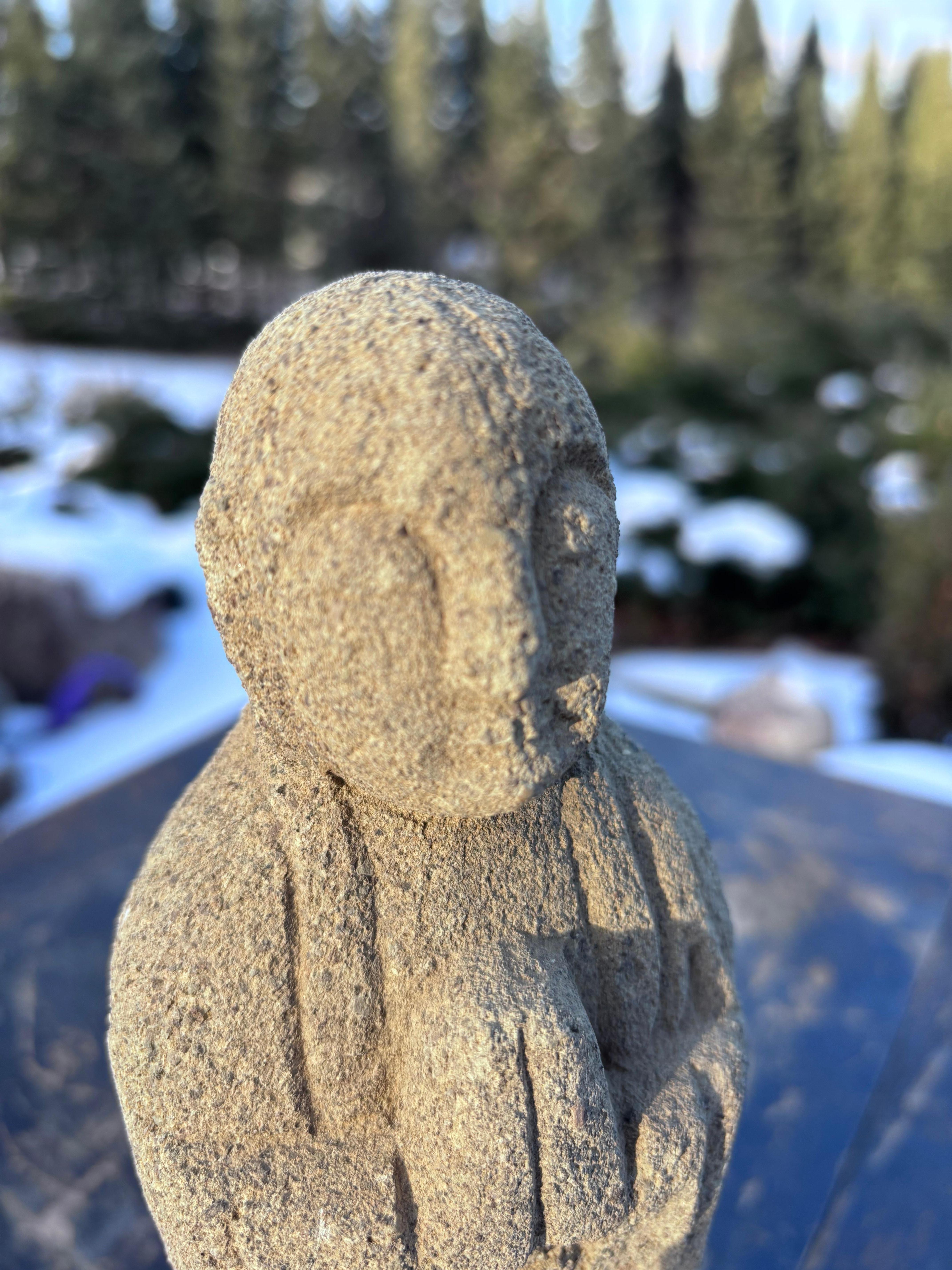 Japanischer hoher, 100 Jahre alter Stein-Buddha mit Händen im Gebet (20. Jahrhundert) im Angebot