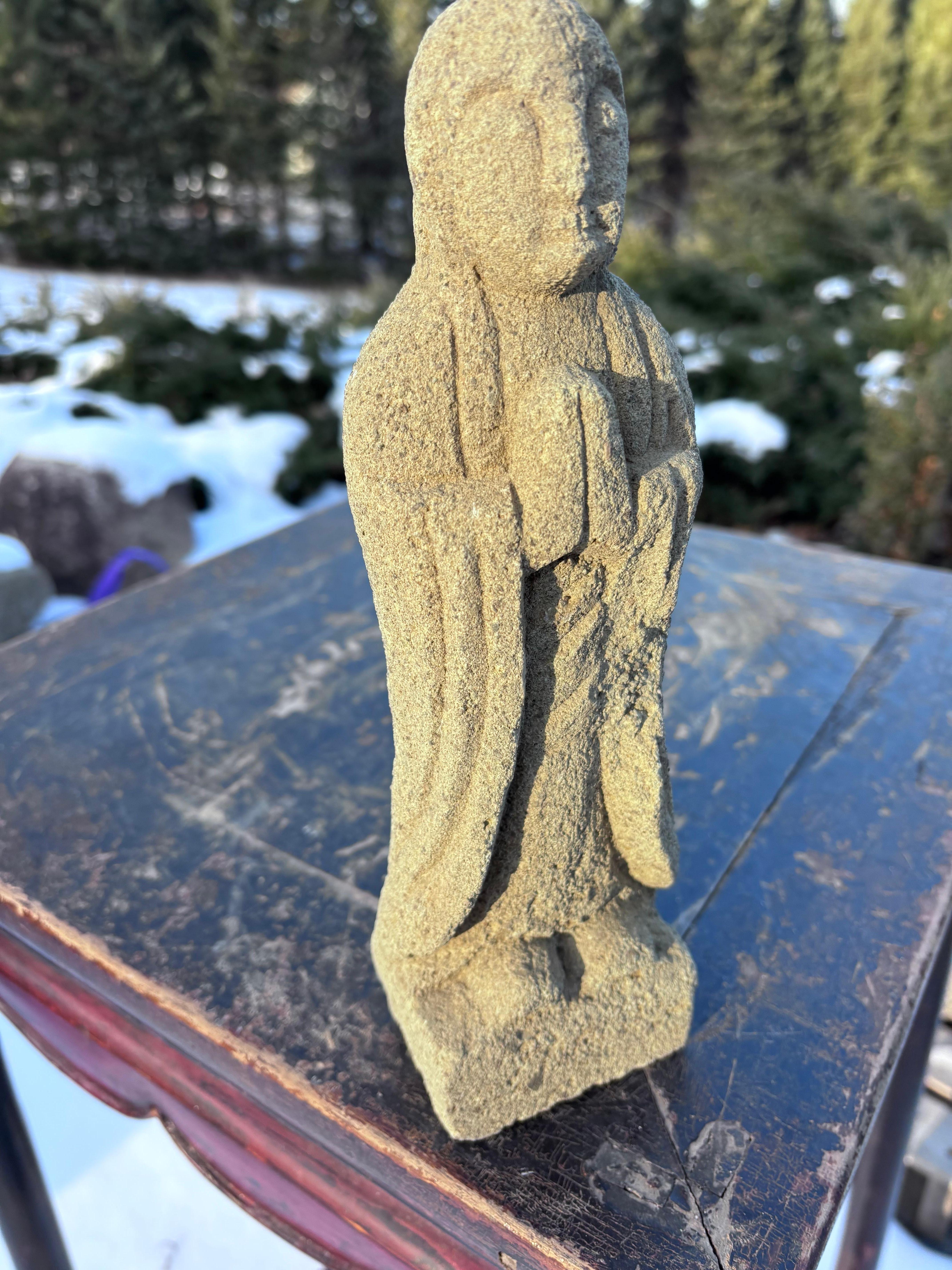 Japanischer hoher, 100 Jahre alter Stein-Buddha mit Händen im Gebet im Angebot 1