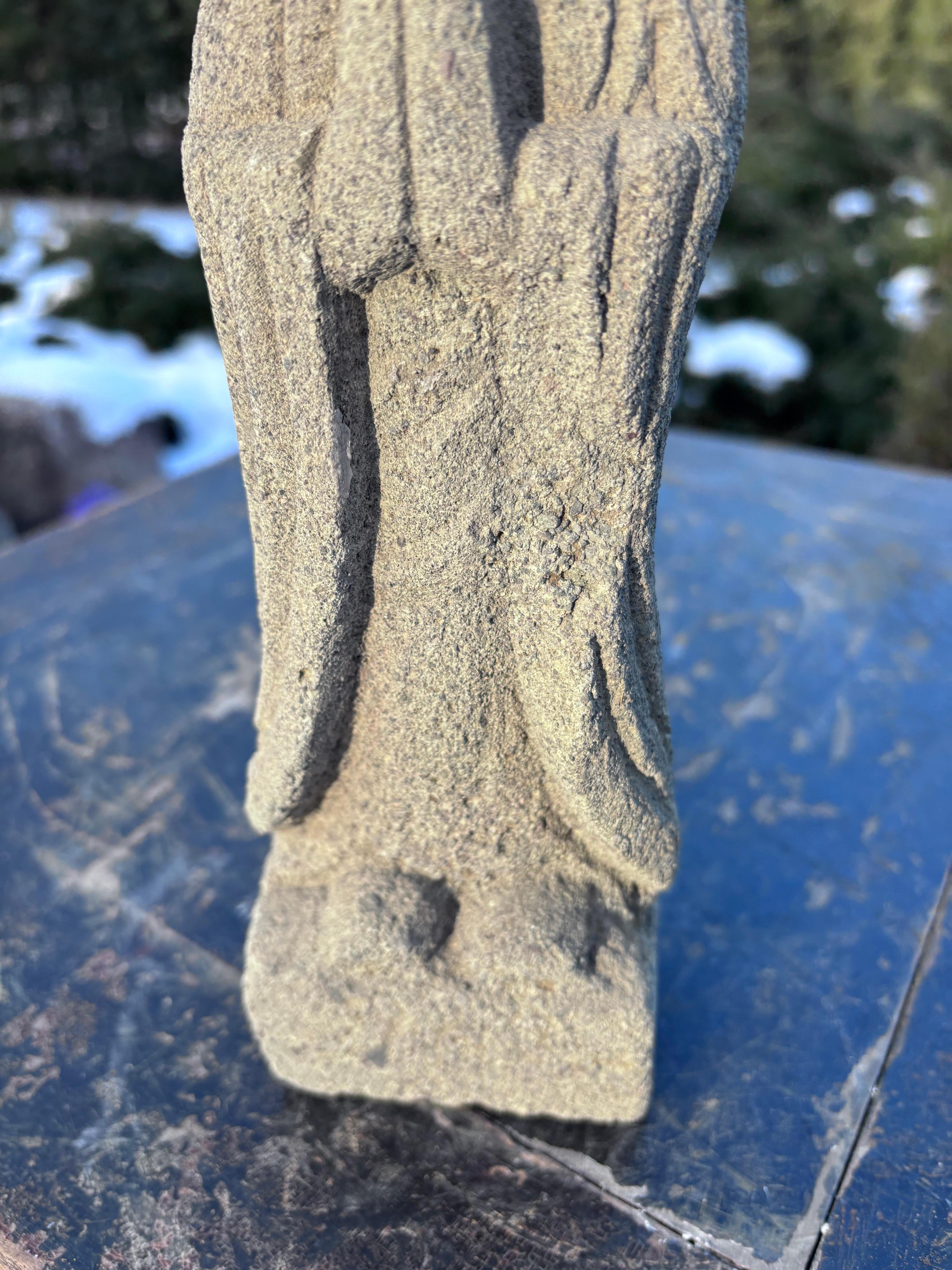 Japanischer hoher, 100 Jahre alter Stein-Buddha mit Händen im Gebet im Angebot 2