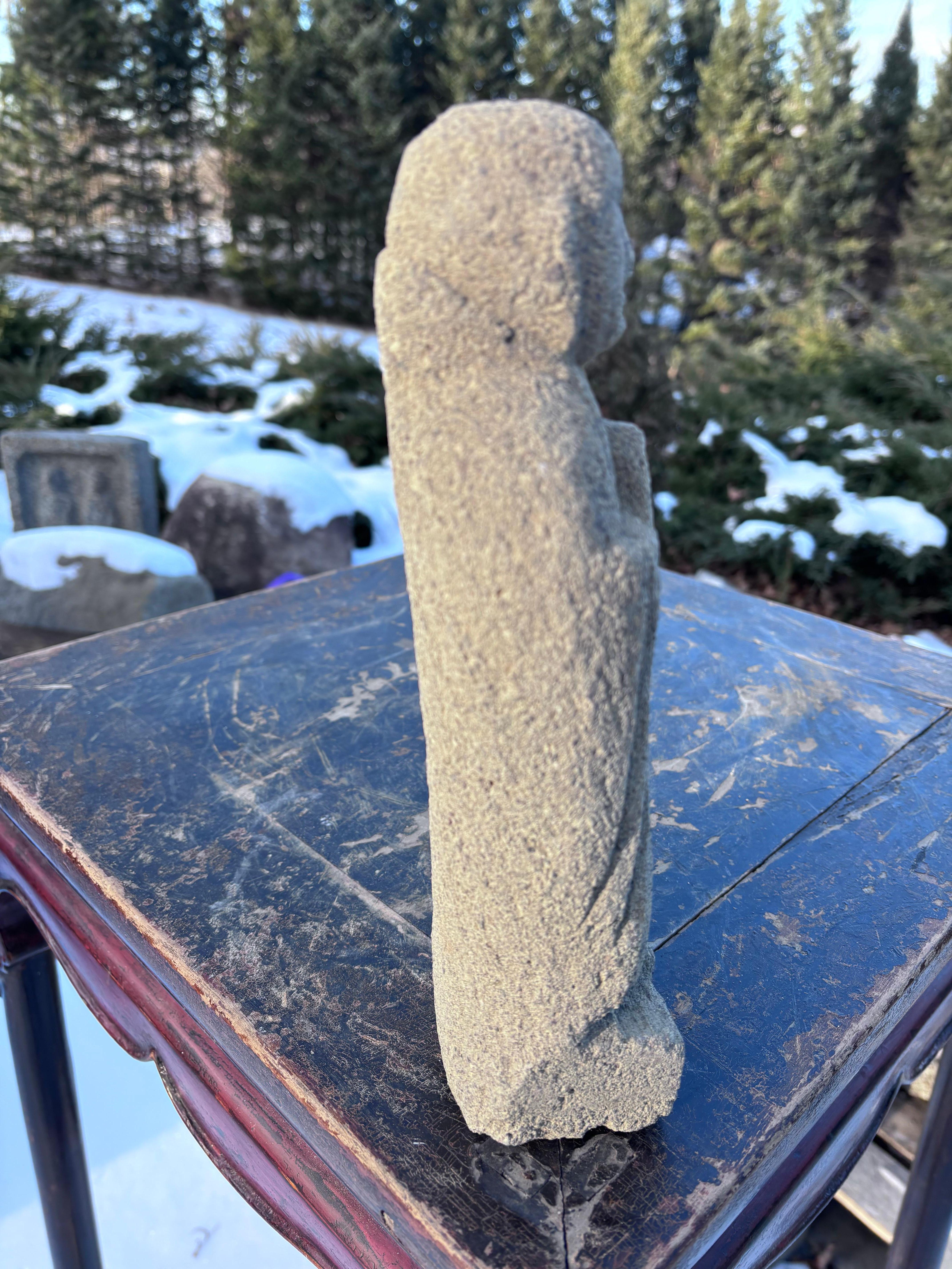 Japanischer hoher, 100 Jahre alter Stein-Buddha mit Händen im Gebet im Angebot 3