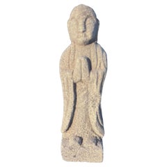 Buda japonés alto de piedra de 100 años, manos en oración