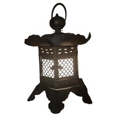 Farol de Templo Electrificado Antiguo Japonés Alto Con Finos Detalles