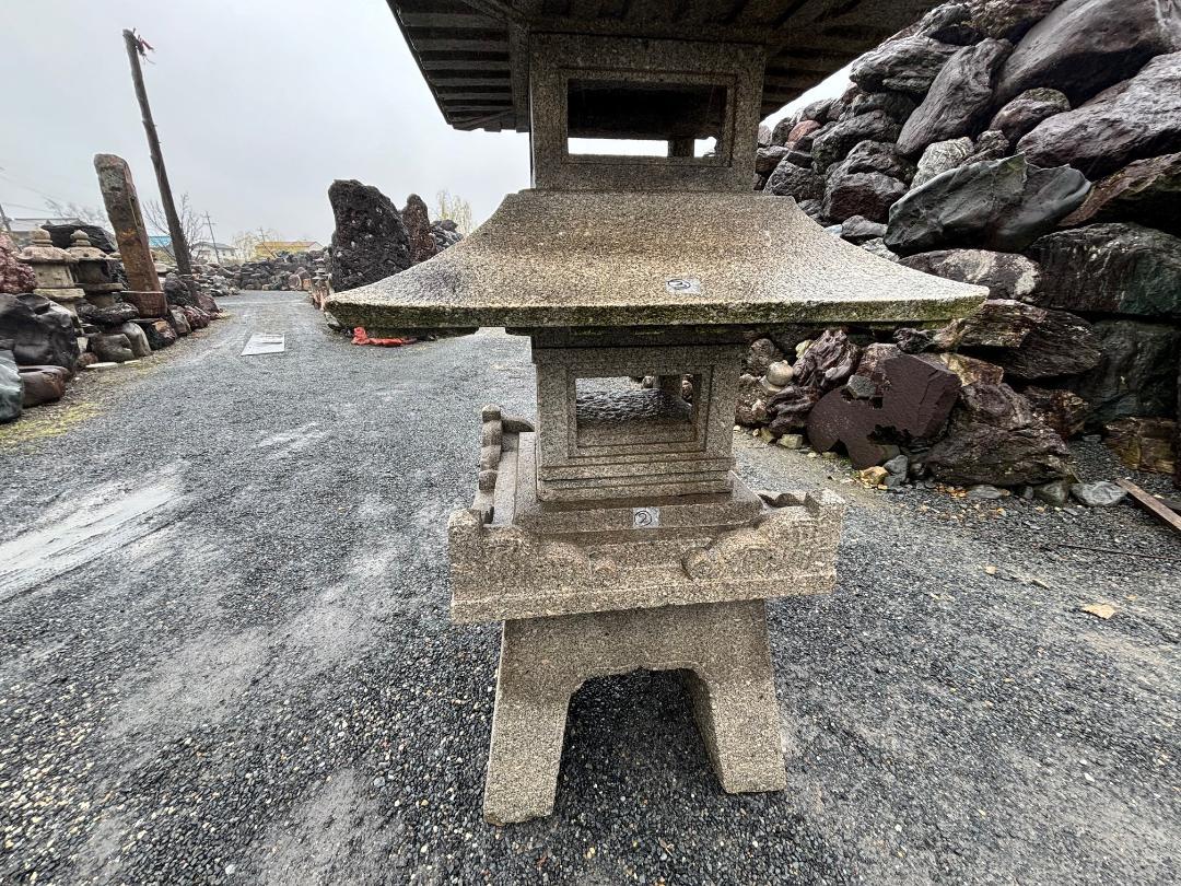 Enorme Pagoda de Piedra Antigua Japonesa Linterna 180 Pulgadas- Excepcional Arte de Jardín siglo XX en venta