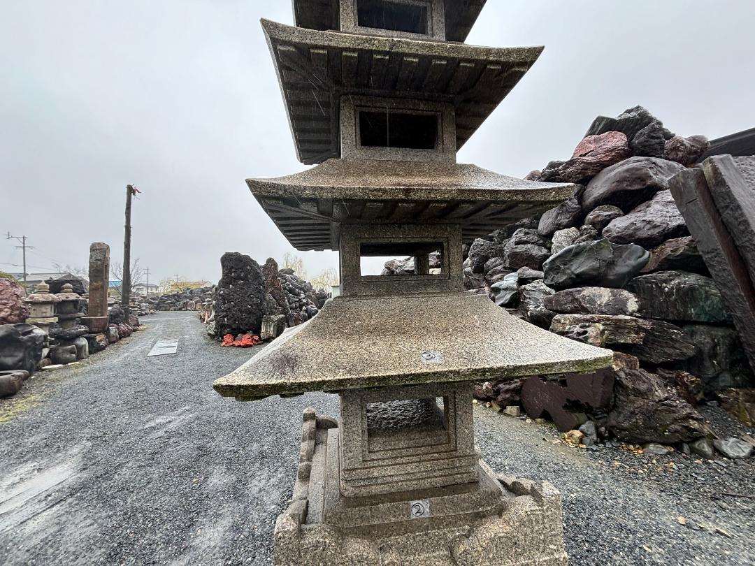 Granit Grande pagode japonaise ancienne à cinq éléments en pierre de 180 pouces - la meilleure de sa classe en vente