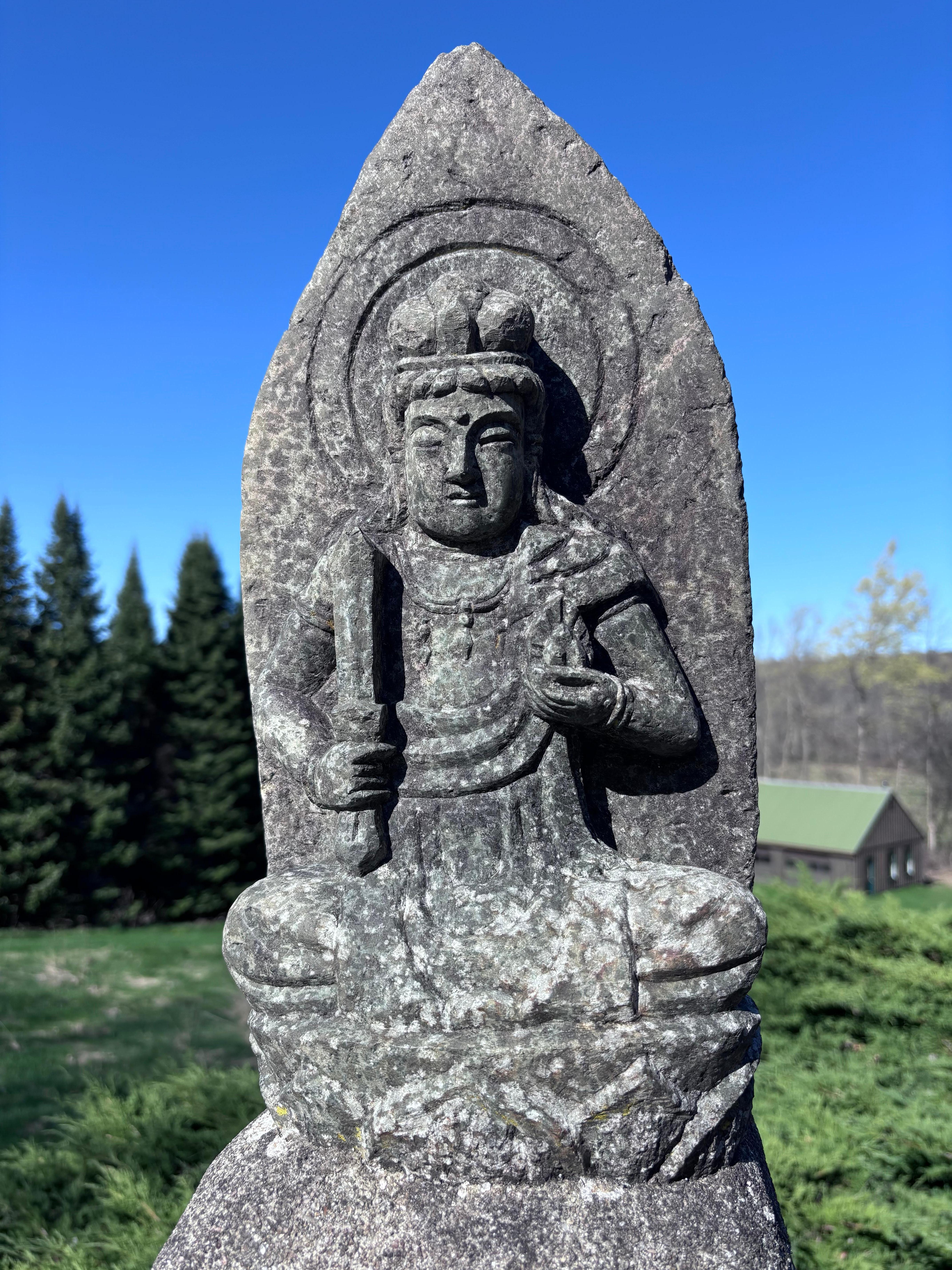 Japonais Grand bouddha japonais ancien en pierre de jardin couronné Shakyamuni 25