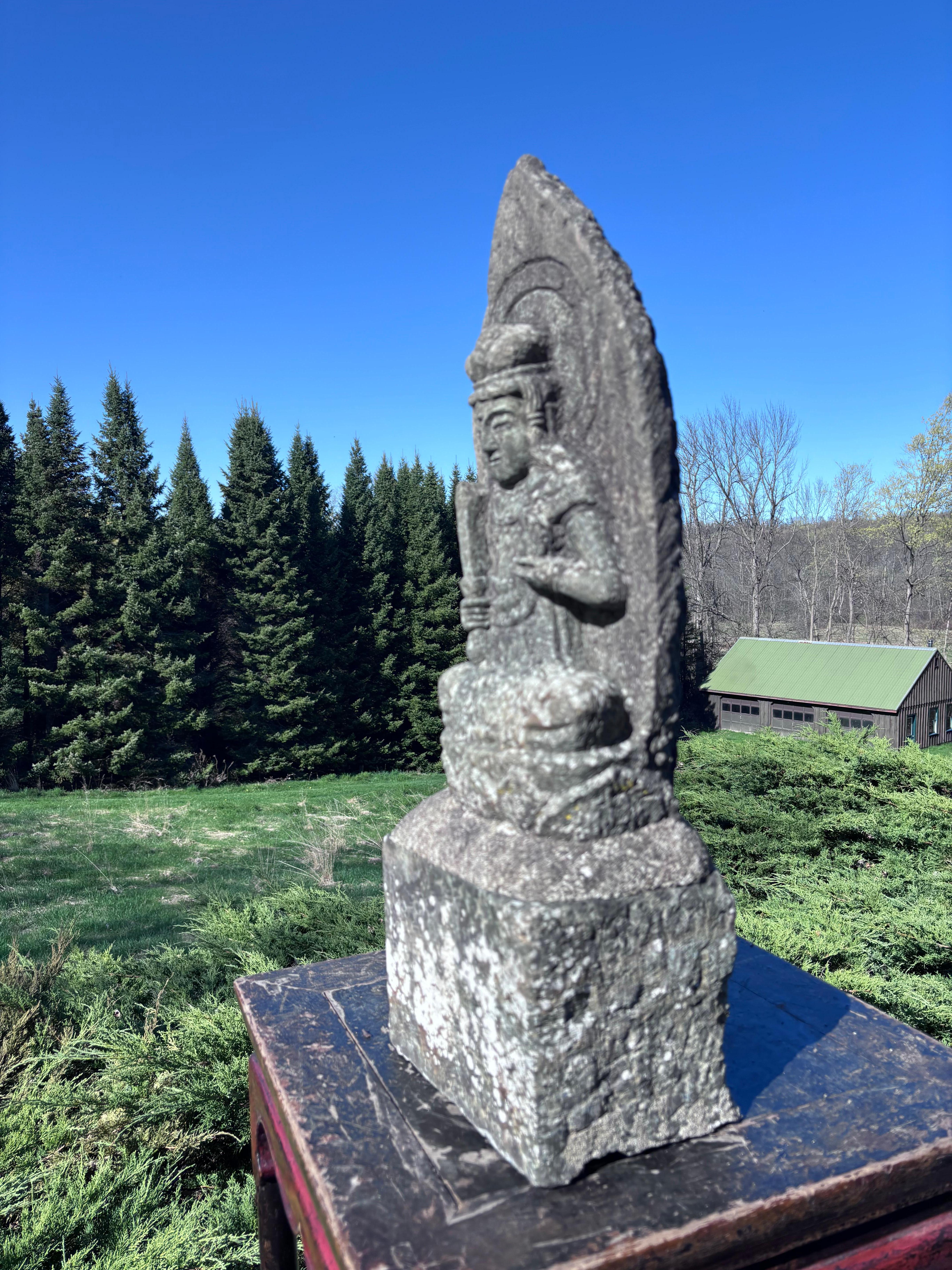 20ième siècle Grand bouddha japonais ancien en pierre de jardin couronné Shakyamuni 25