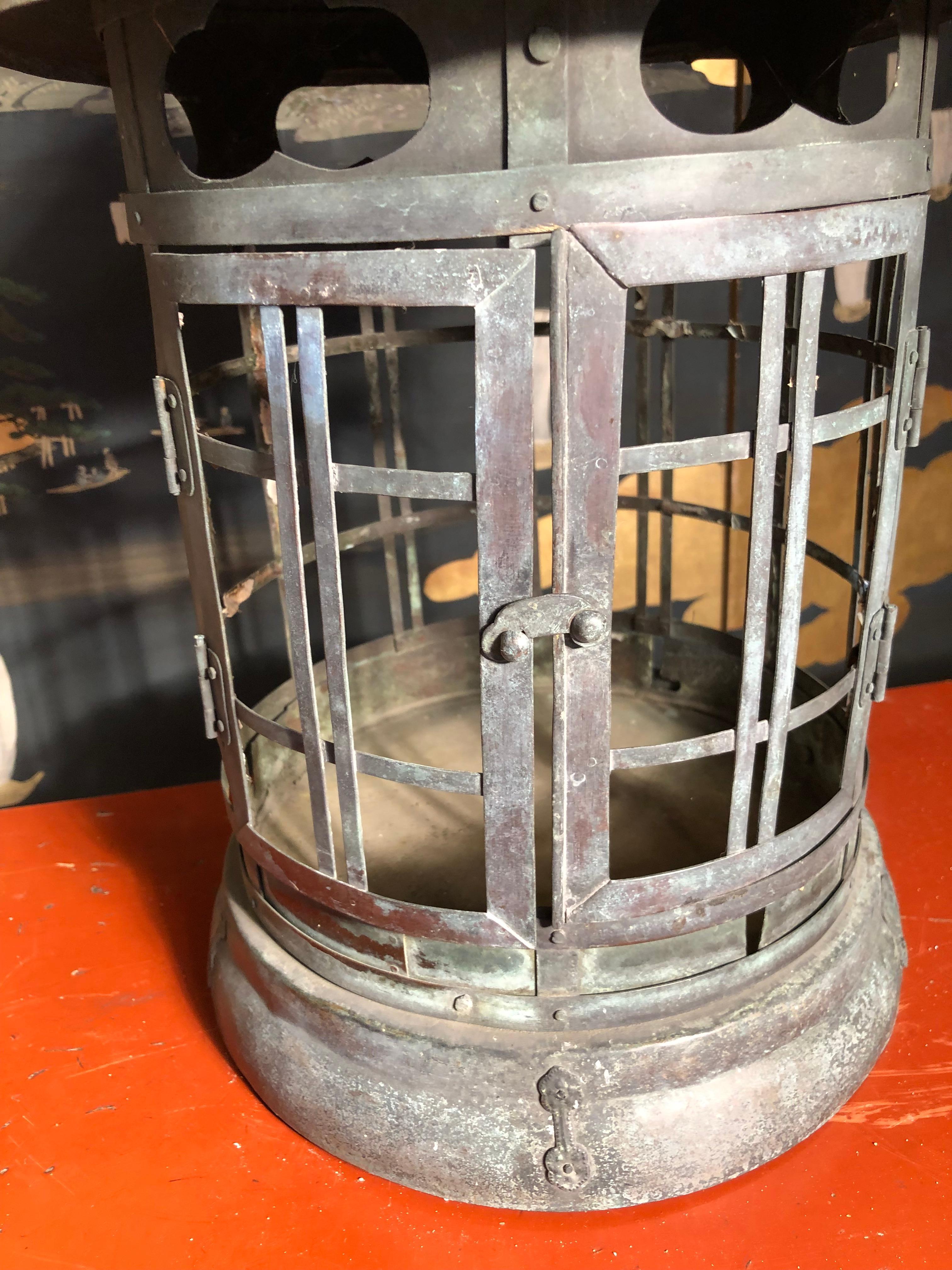 Japanese Tall Antique Lantern with Double Doors and Fine Details (Japanisch)