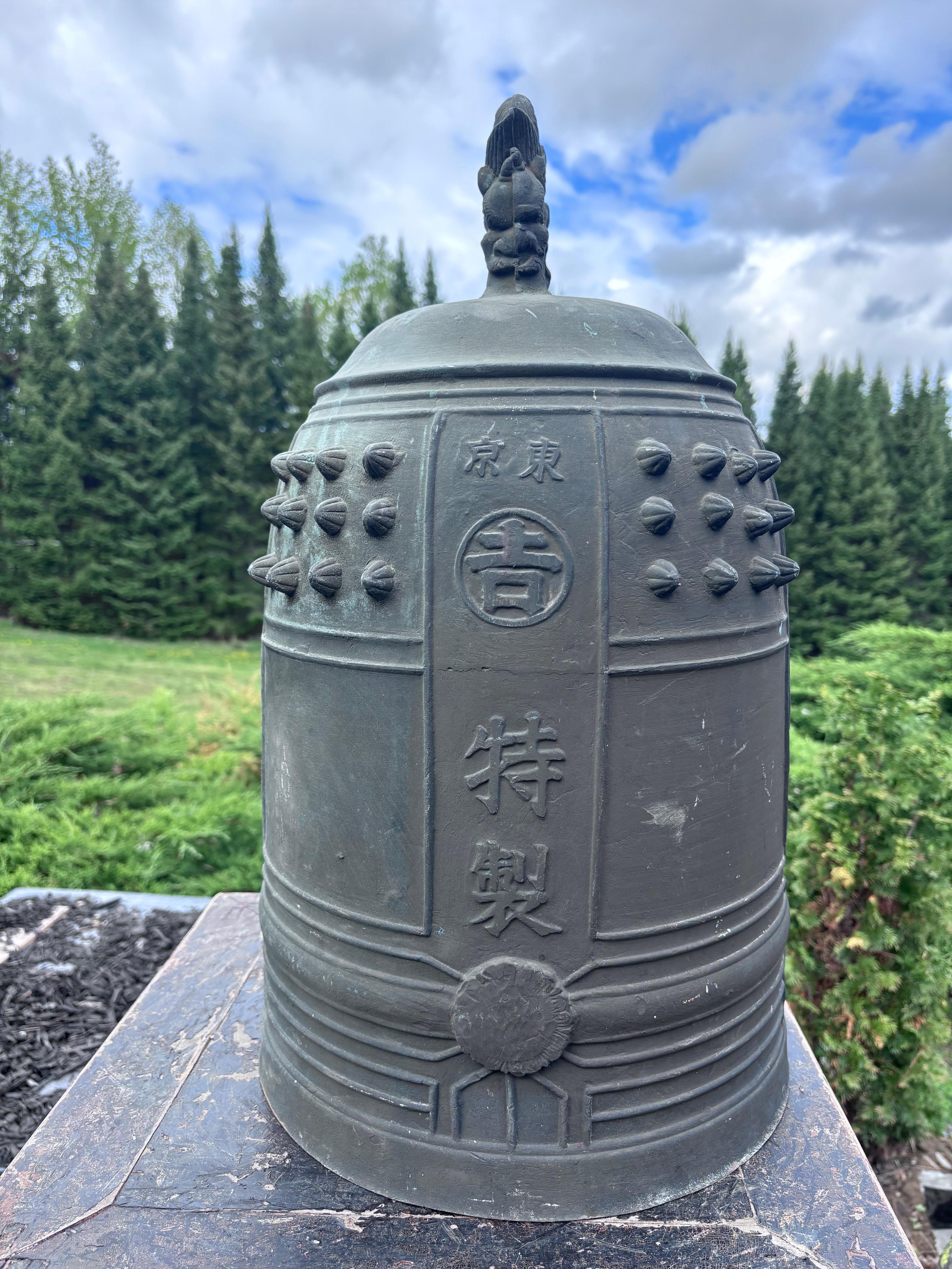 Giapponese Campana da giardino Bonsho giapponese alta, antica e grande, in bronzo, con suono deciso, 23 pollici in vendita