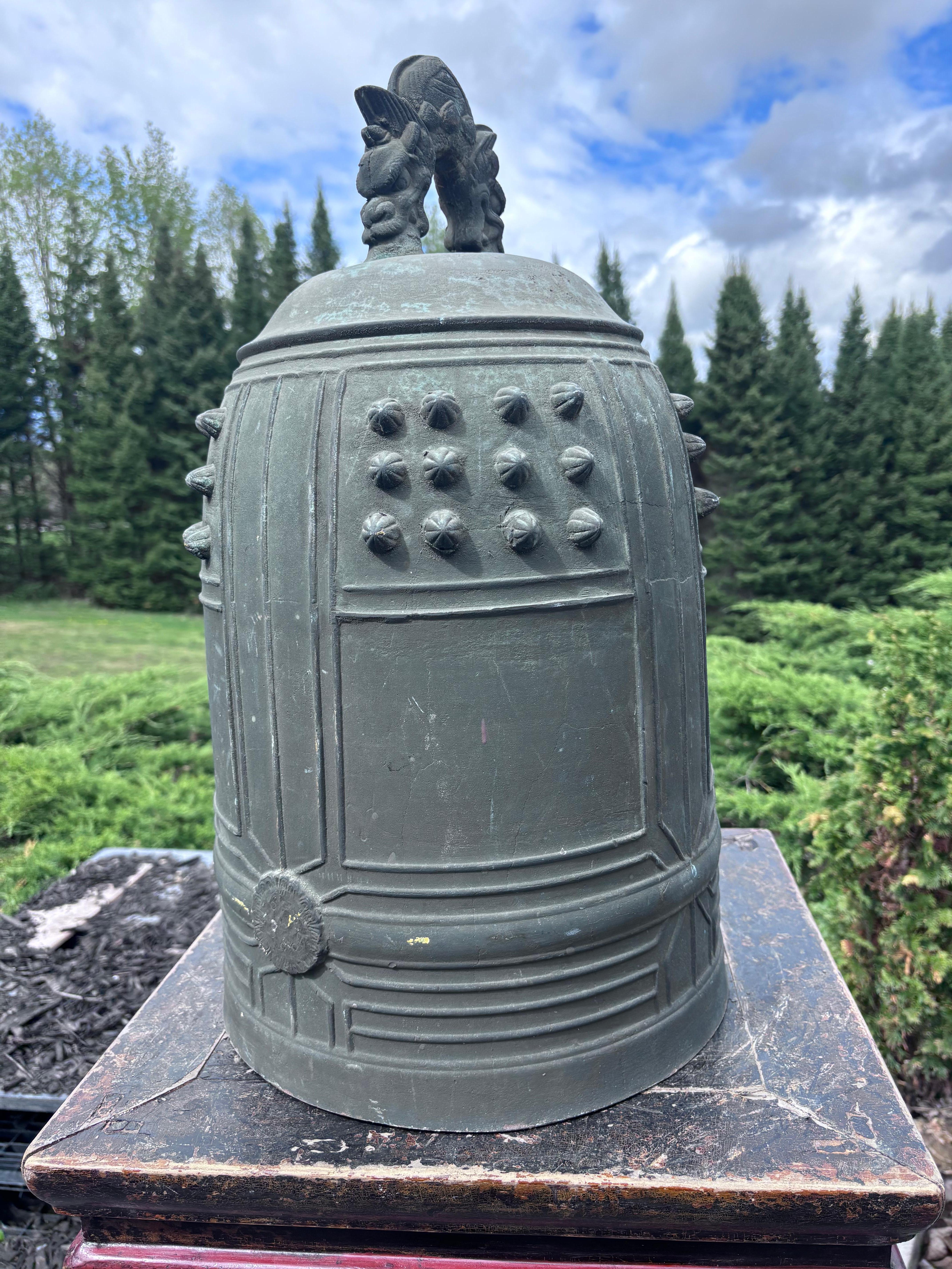 XX secolo Campana da giardino Bonsho giapponese alta, antica e grande, in bronzo, con suono deciso, 23 pollici in vendita