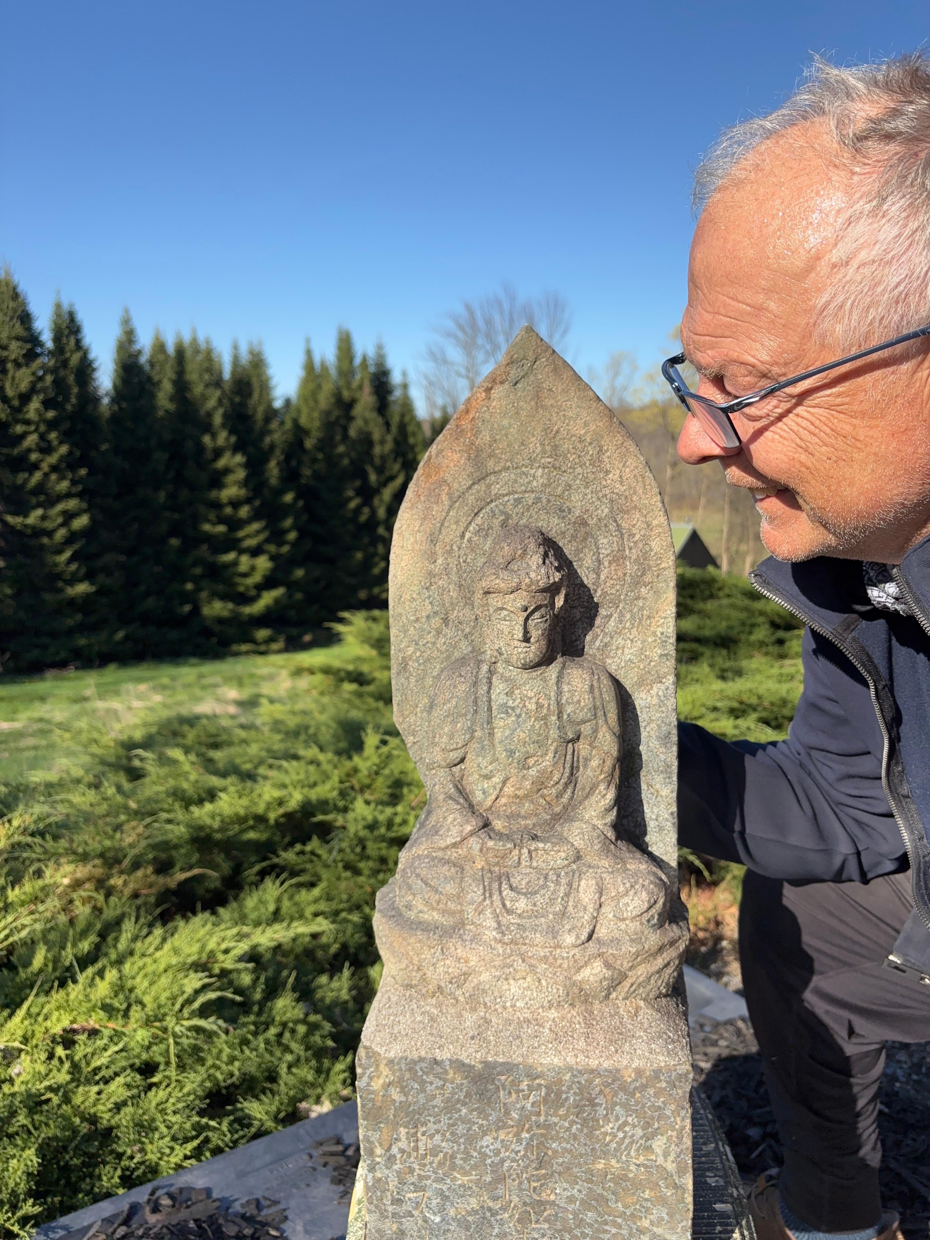 Un beau et vieux bouddha en pierre de Meiji dans un sutra de méditation.  avec une inscription commémorative.

Joli visage. Jolie sculpture.

Bon candidat pour le jardin

Au Japon, Kṣitigarbha, connu sous le nom de Sakyamuni, est un sage des Sage -