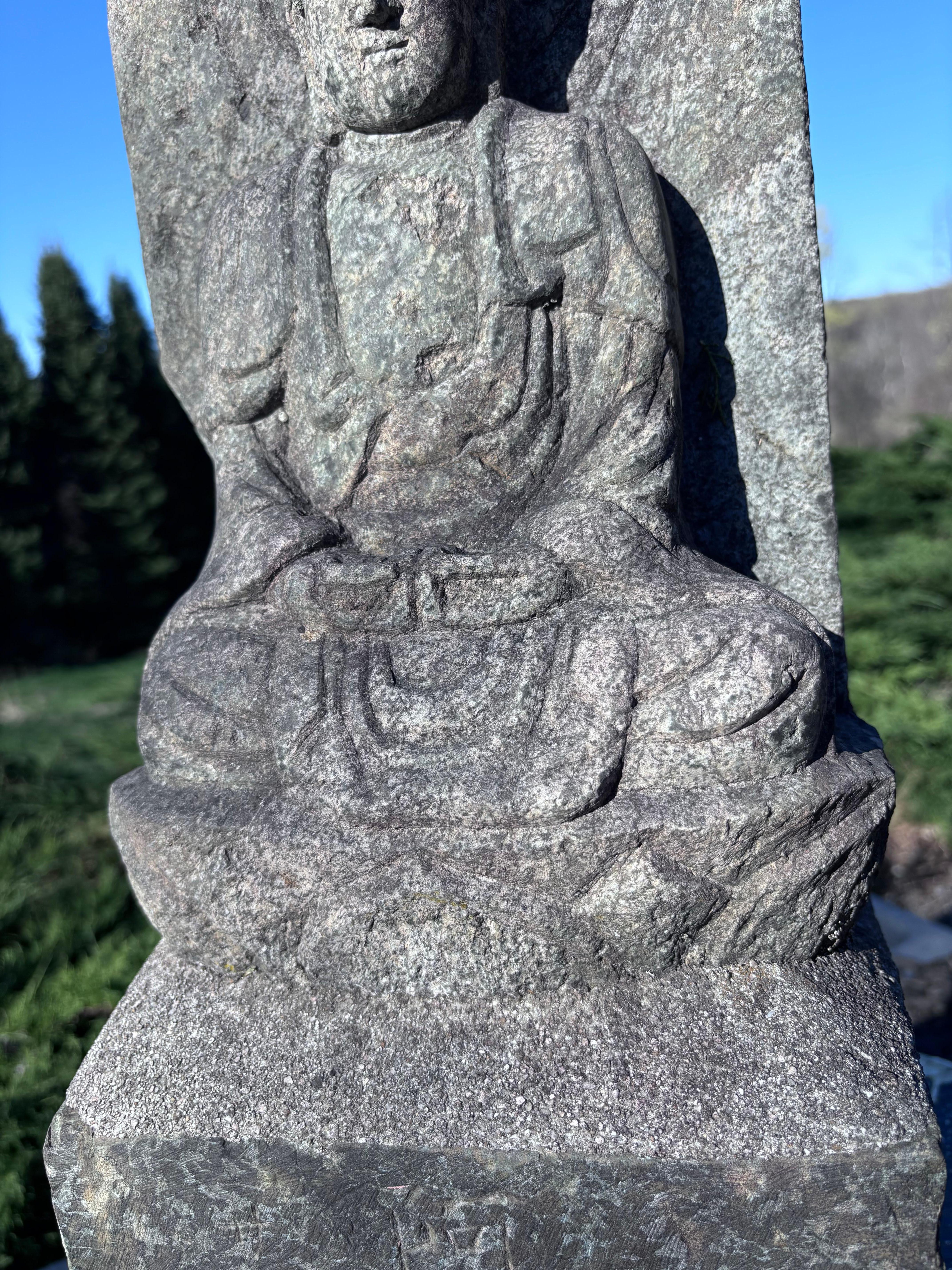 Grand bouddha de méditation japonais en pierre ancienne Shakyamuni 26 pouces Bon état - En vente à South Burlington, VT