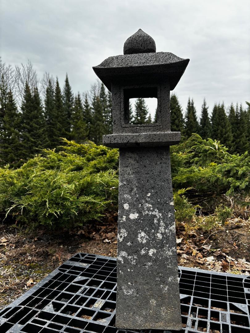 Grande lanterne japonaise antique en pierre pour chemin du soleil et de la lune, beaux détails, 40