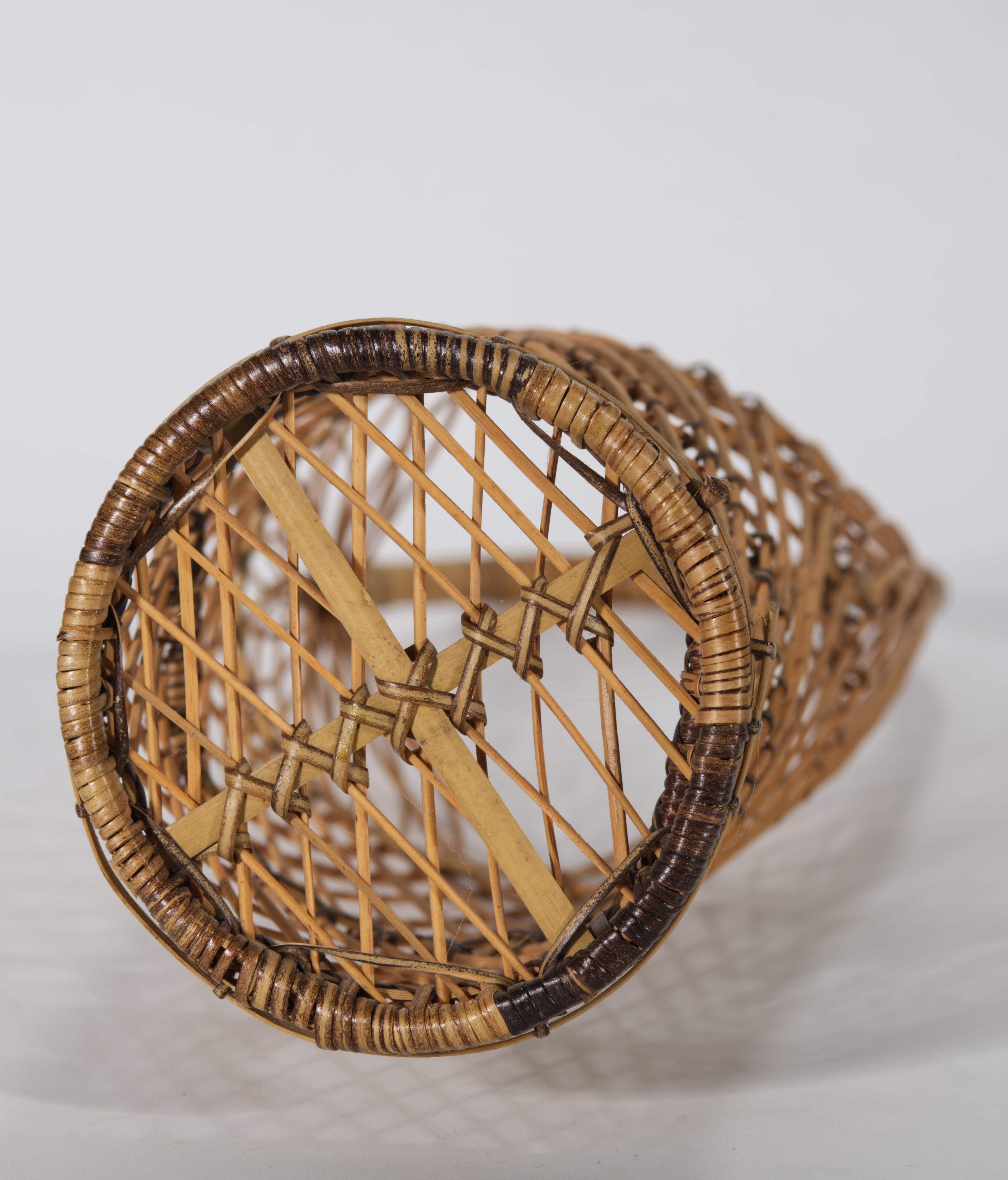 Hand-Crafted Japanese Tall Bamboo Ikebana Basket with Tinted Handle, Suruga Sensuji Style For Sale