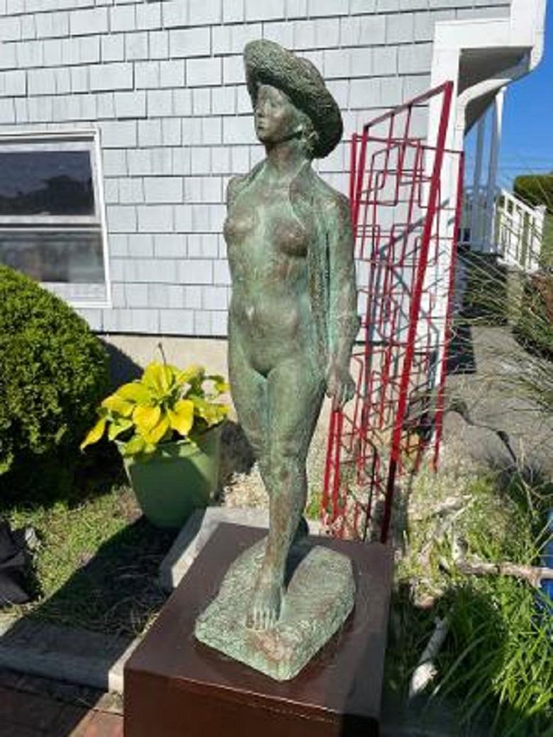 Japanische japanische hohe Bronzefrau mit Sommerhut, Isao im Zustand „Gut“ im Angebot in South Burlington, VT