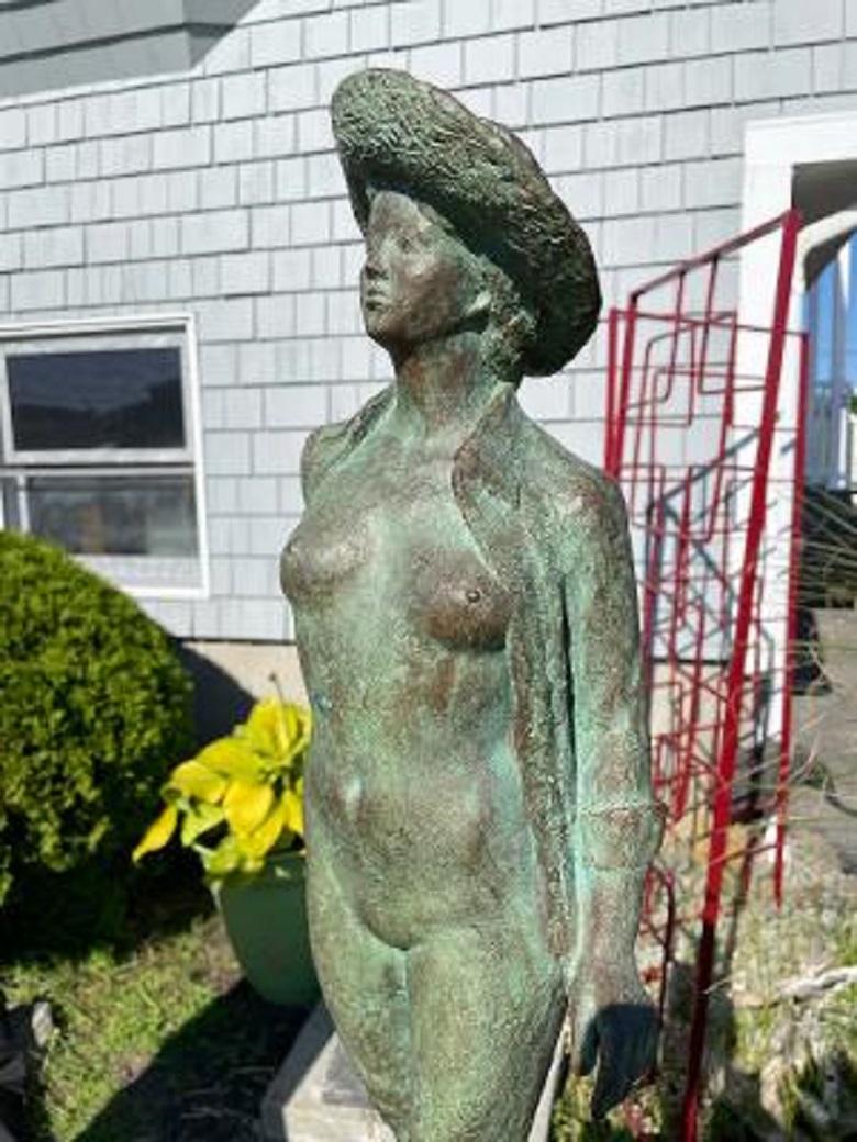 Mid-Century Modern Grande femme japonaise en bronze avec un chapeau d'été, Isao en vente