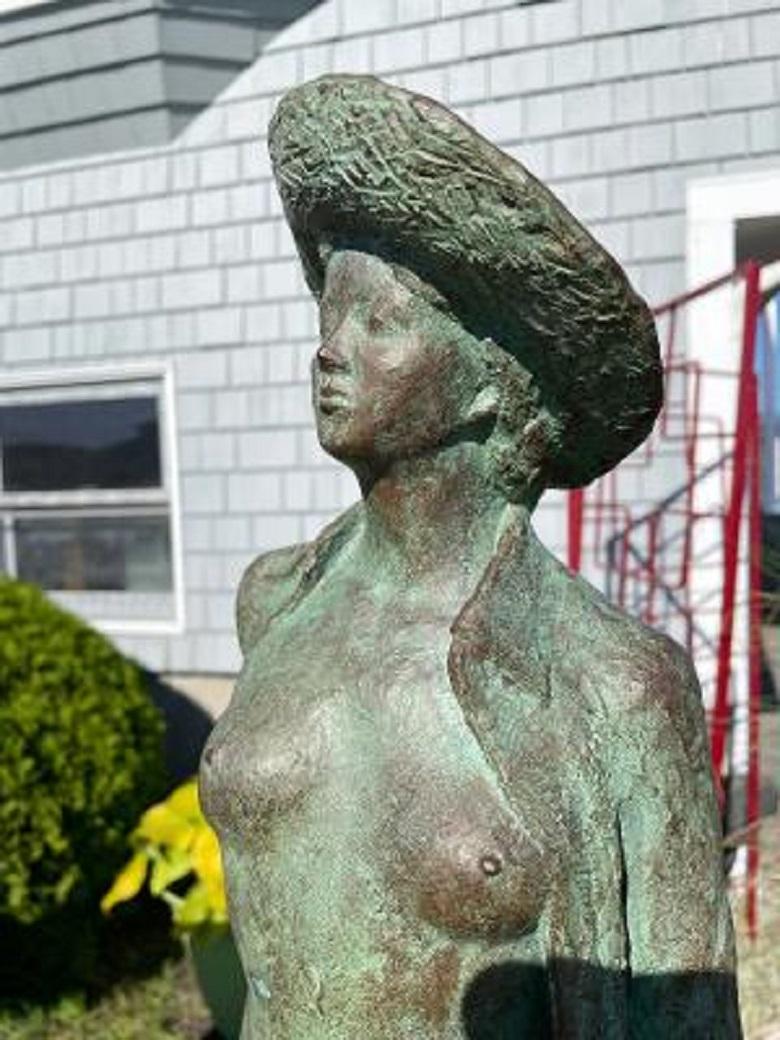 Japonais Grande femme japonaise en bronze avec un chapeau d'été, Isao en vente