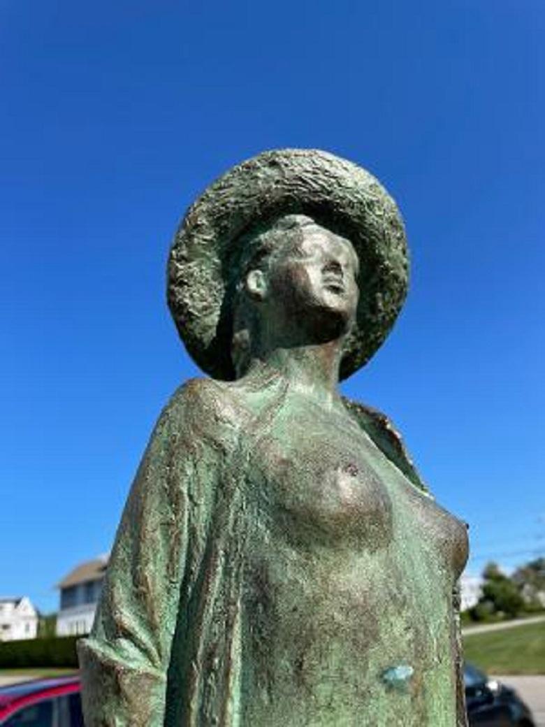 20ième siècle Grande femme japonaise en bronze avec un chapeau d'été, Isao en vente