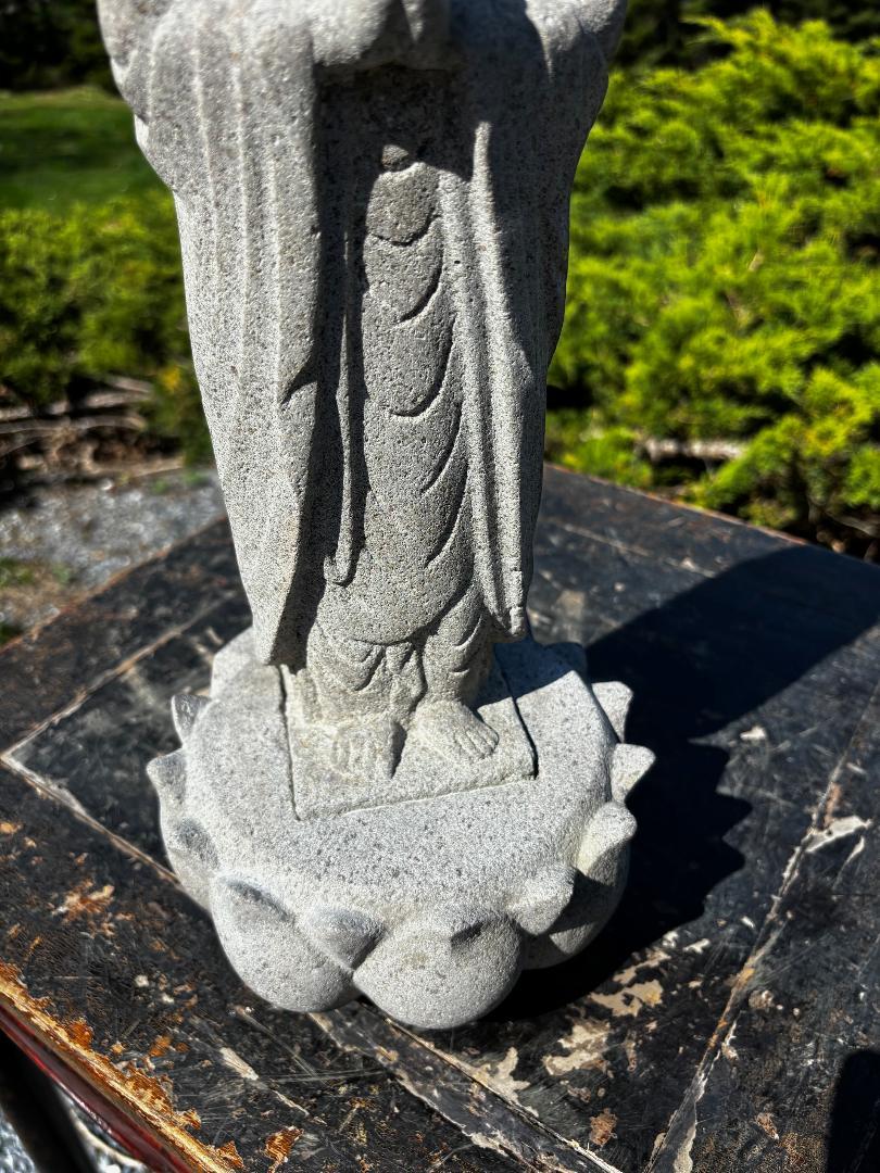 Japanischer großer, reizvoller Buddha aus altem Stein auf Lotussockel im Angebot 4