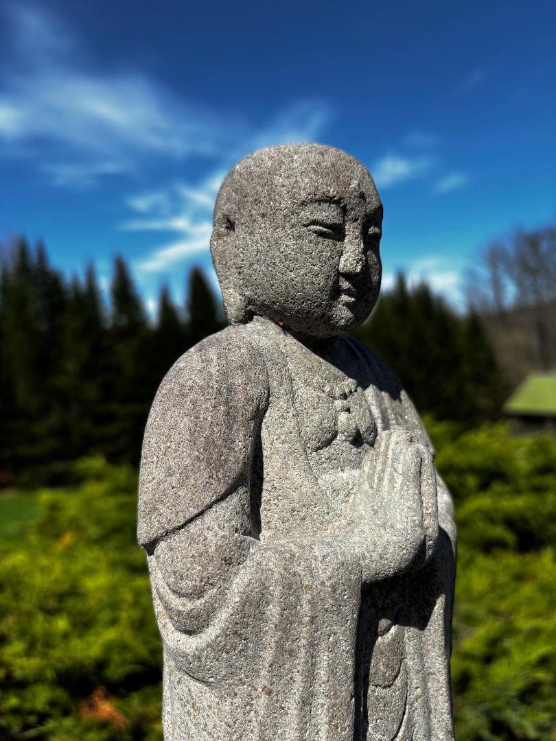 Japanischer großer, reizvoller Buddha aus altem Stein auf Lotussockel im Angebot 1