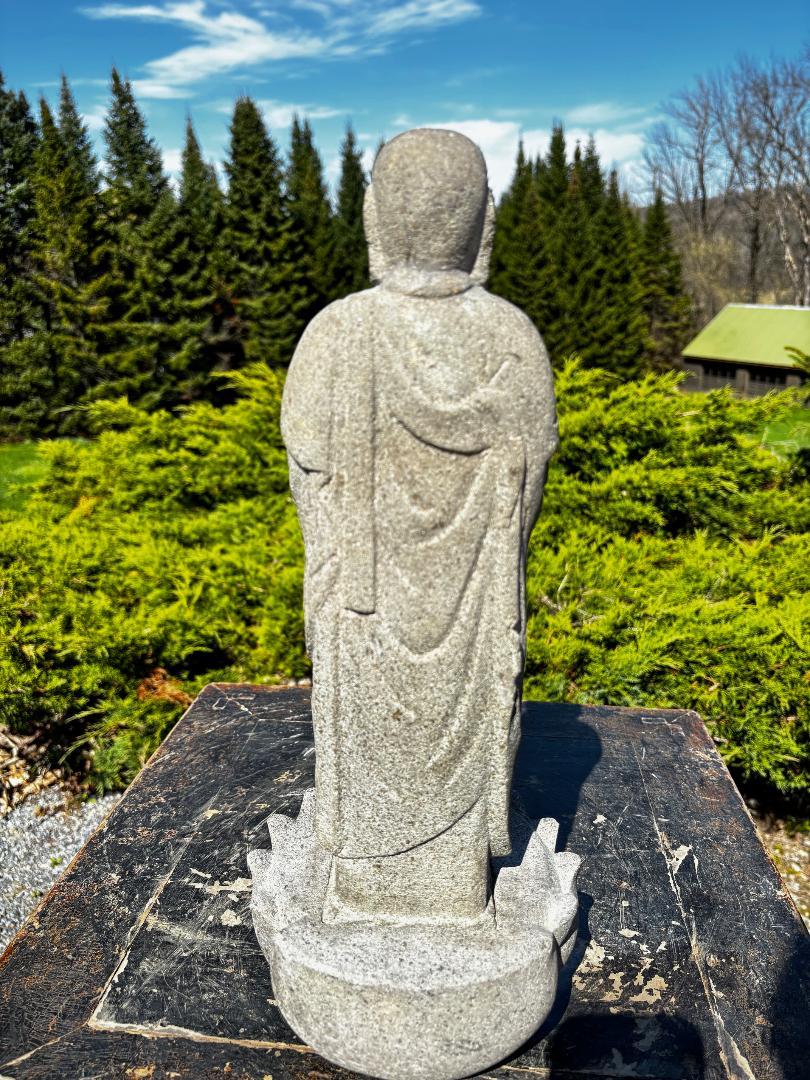 Pierre Grand et délicieux Bouddha japonais en pierre ancienne sur base de lotus en vente