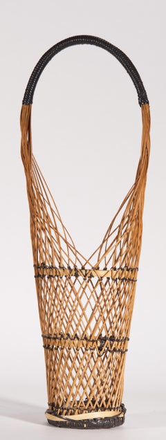 Cesto alto giapponese Ikebana, bambù e accenti neri, stile Suruga Sensuji