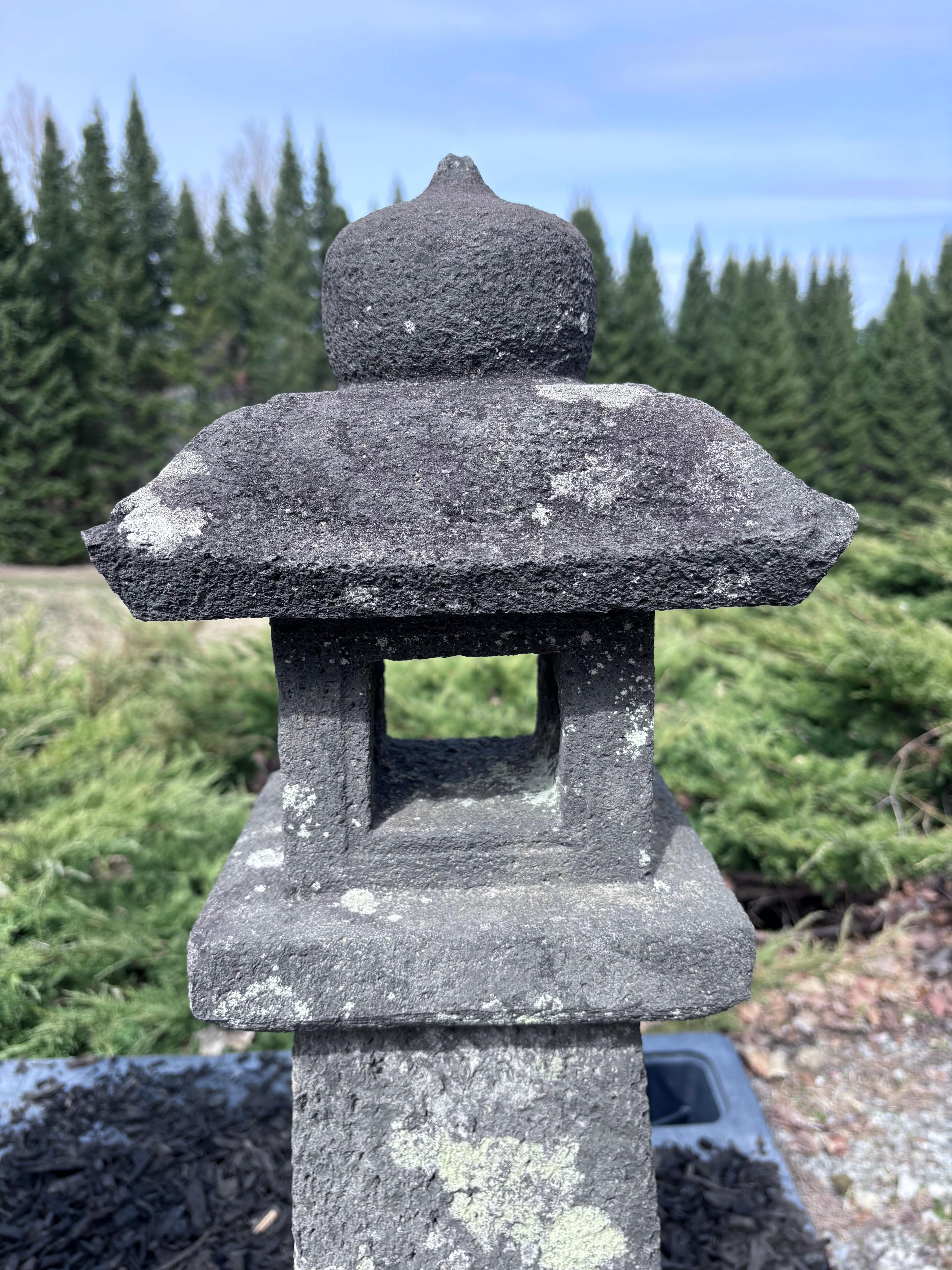 Pareja de faroles altos japoneses de piedra antigua con forma de sol y luna, 36 pulgadas en venta 5