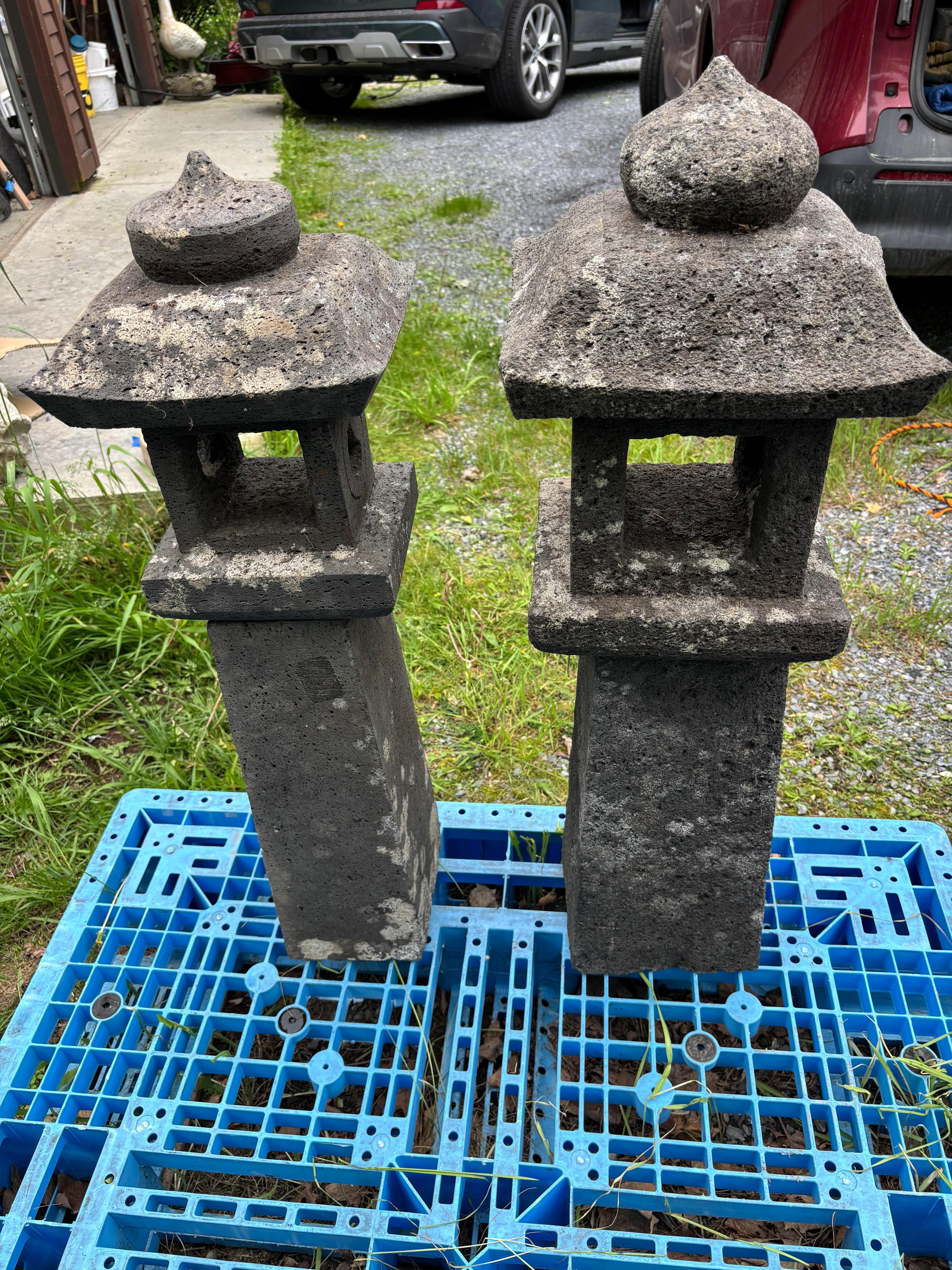 Pareja de faroles altos japoneses de piedra antigua con forma de sol y luna, 36 pulgadas Japonés en venta