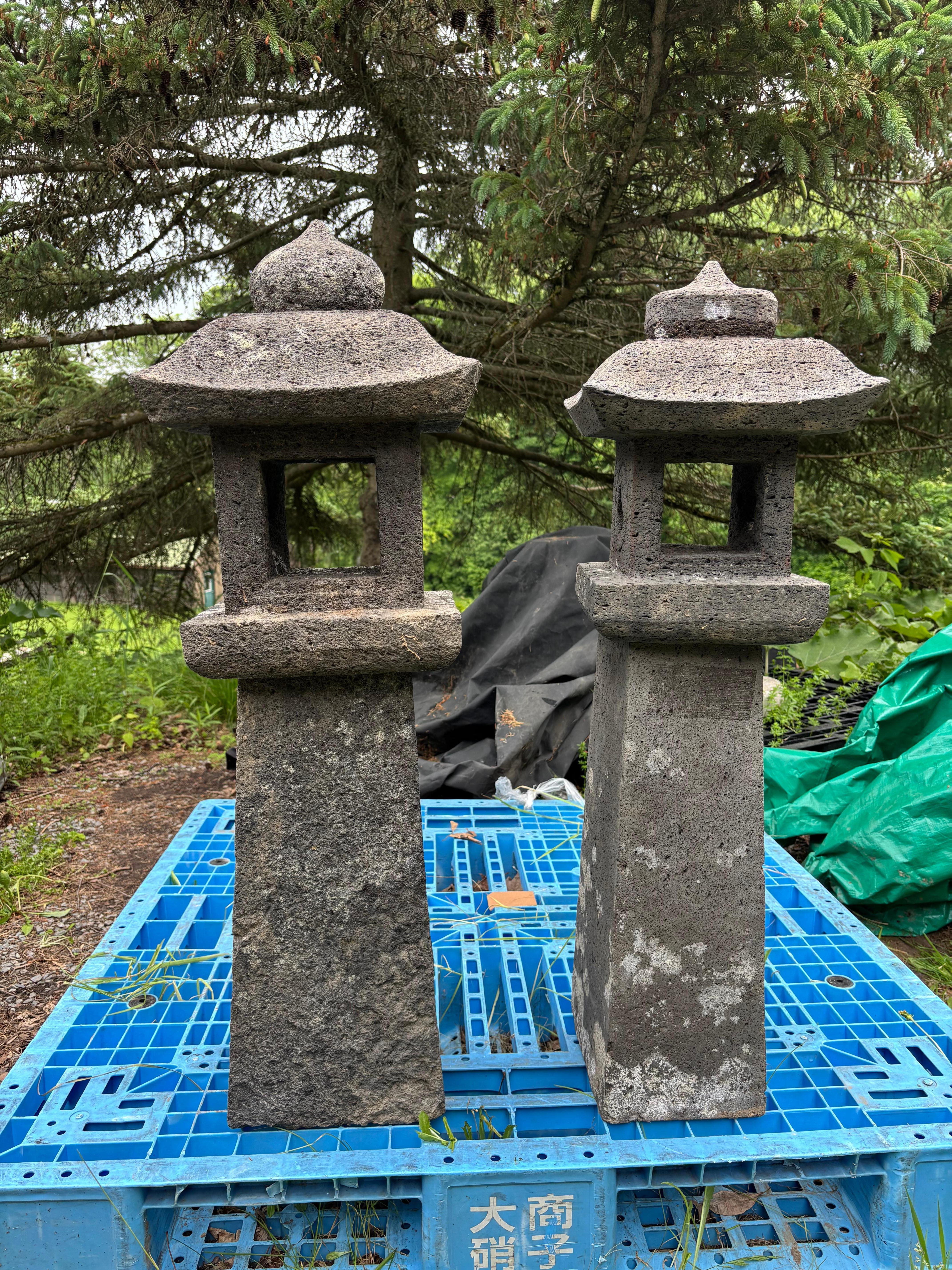 Pareja de faroles altos japoneses de piedra antigua con forma de sol y luna, 36 pulgadas Taisho en venta