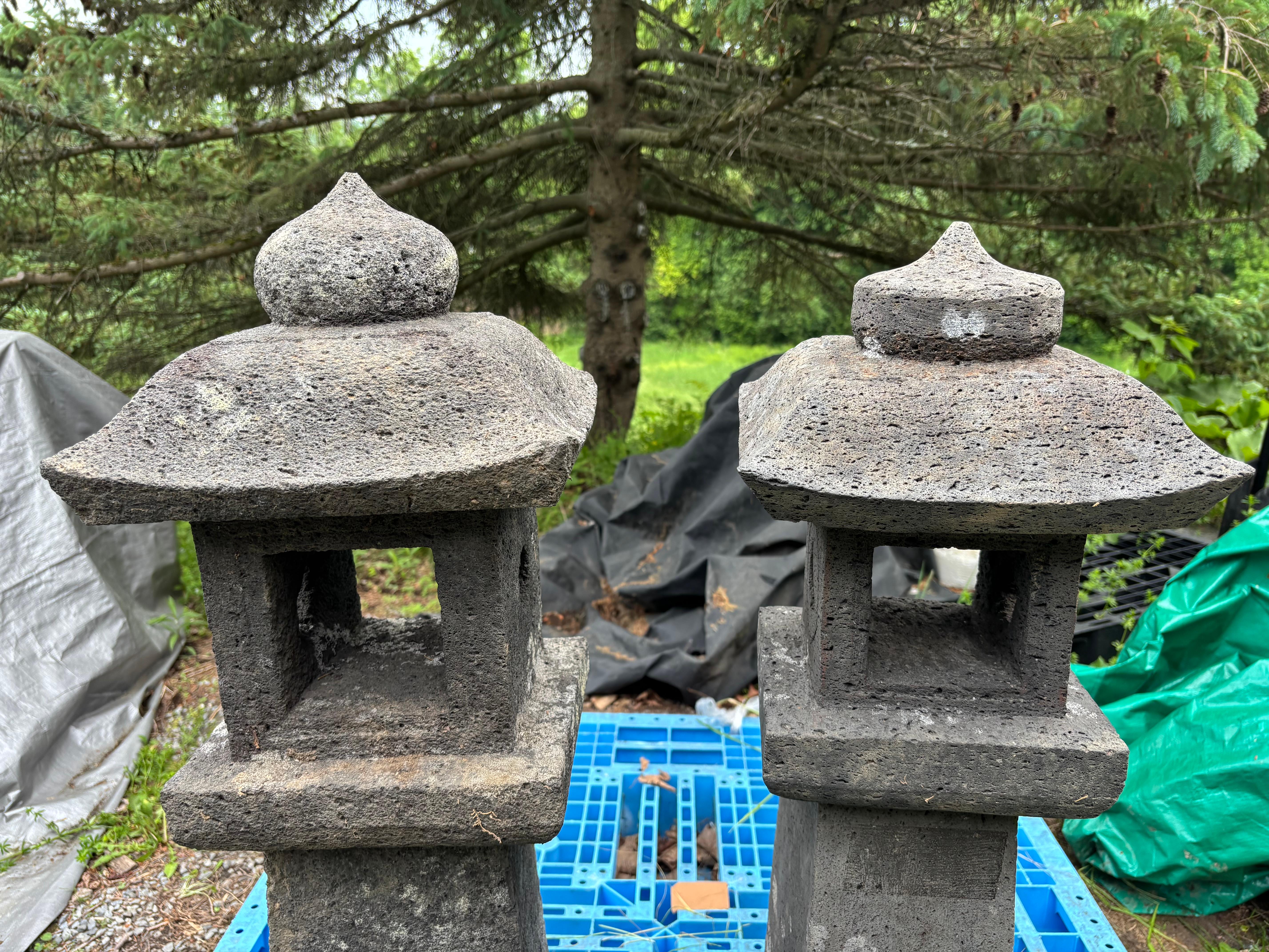 Pareja de faroles altos japoneses de piedra antigua con forma de sol y luna, 36 pulgadas Tallado a mano en venta