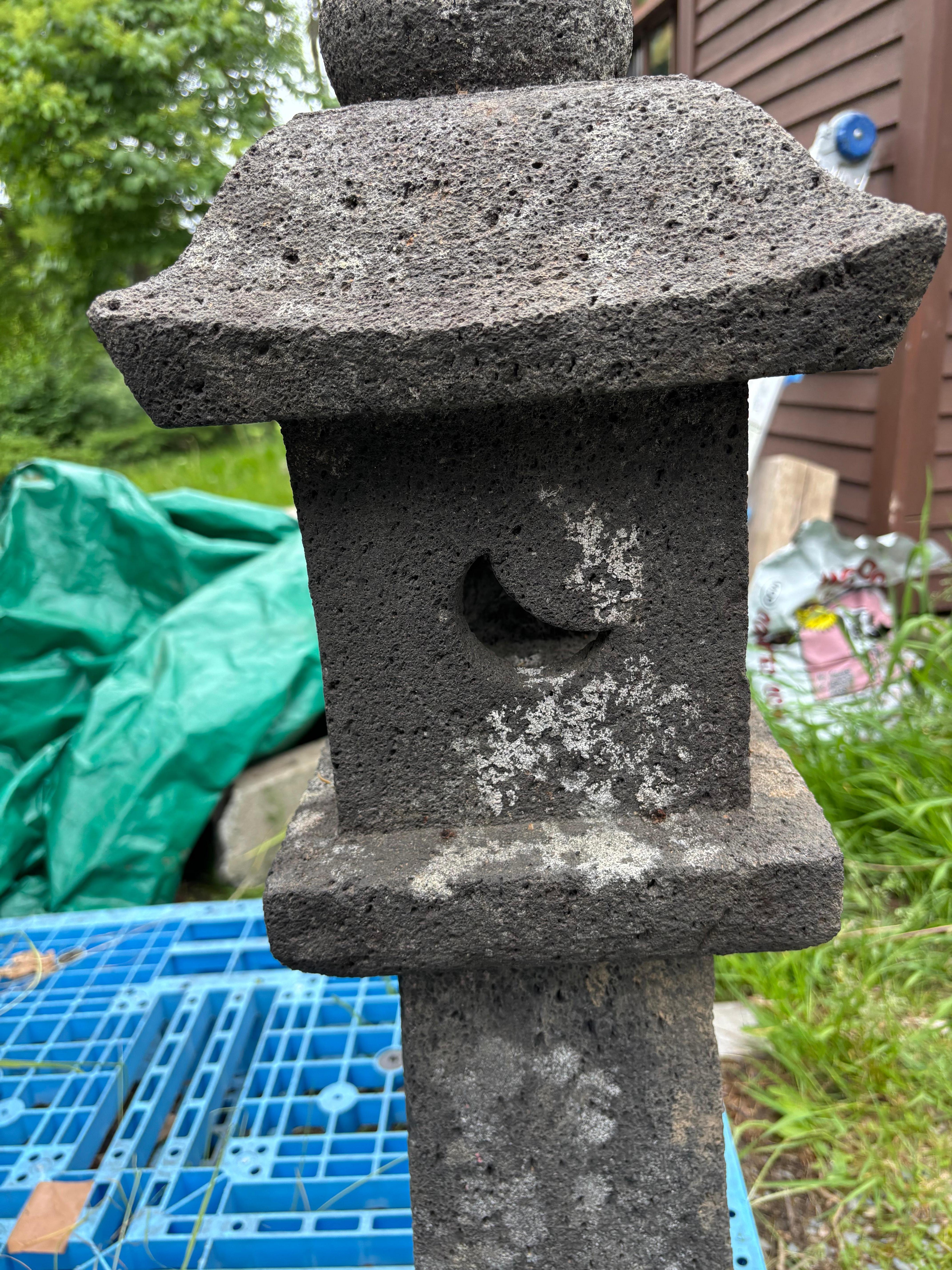 Pareja de faroles altos japoneses de piedra antigua con forma de sol y luna, 36 pulgadas en Bueno estado para la venta en South Burlington, VT