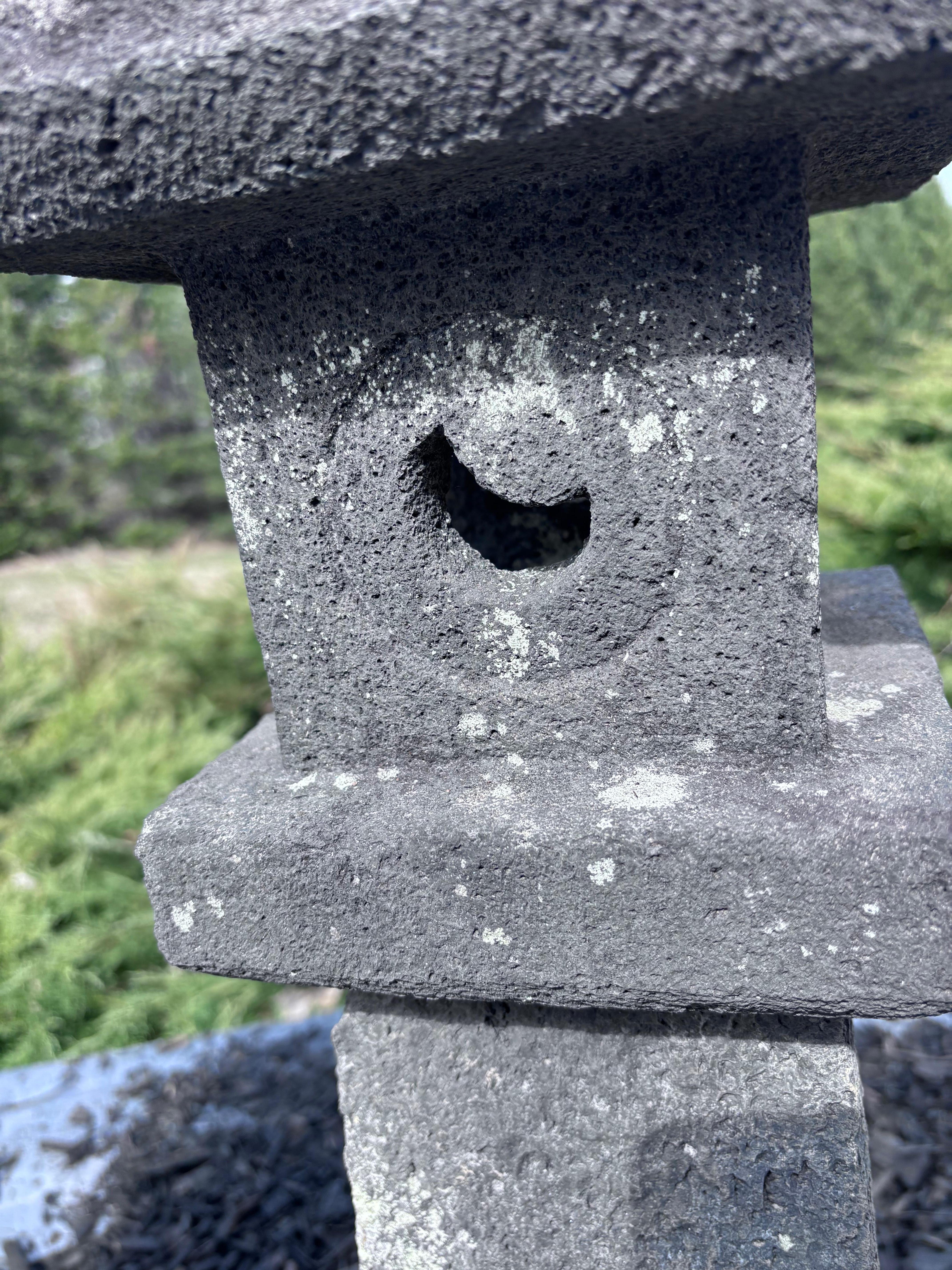 Pareja de faroles altos japoneses de piedra antigua con forma de sol y luna, 36 pulgadas en venta 3