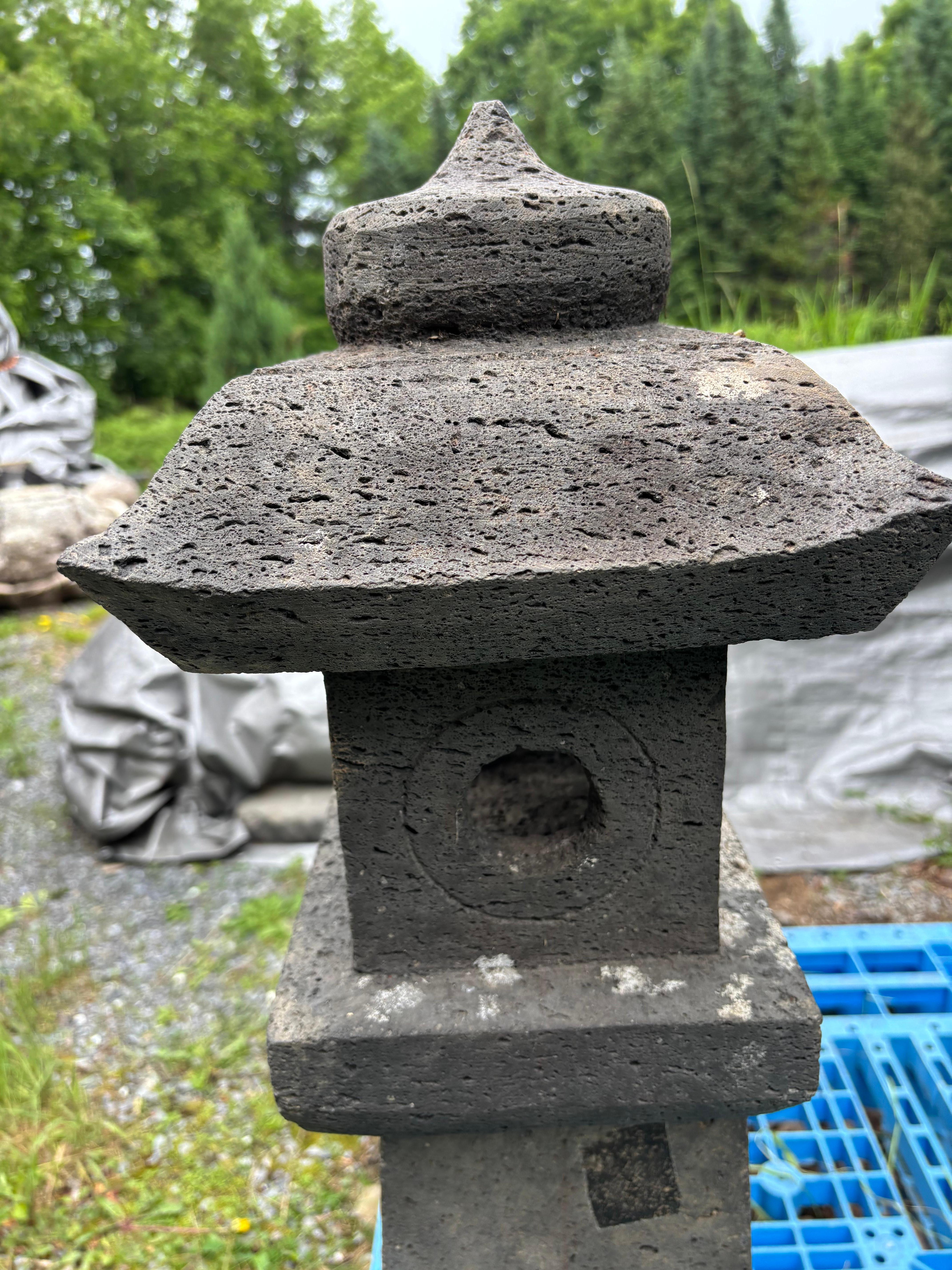 Pareja de faroles altos japoneses de piedra antigua con forma de sol y luna, 36 pulgadas siglo XX en venta