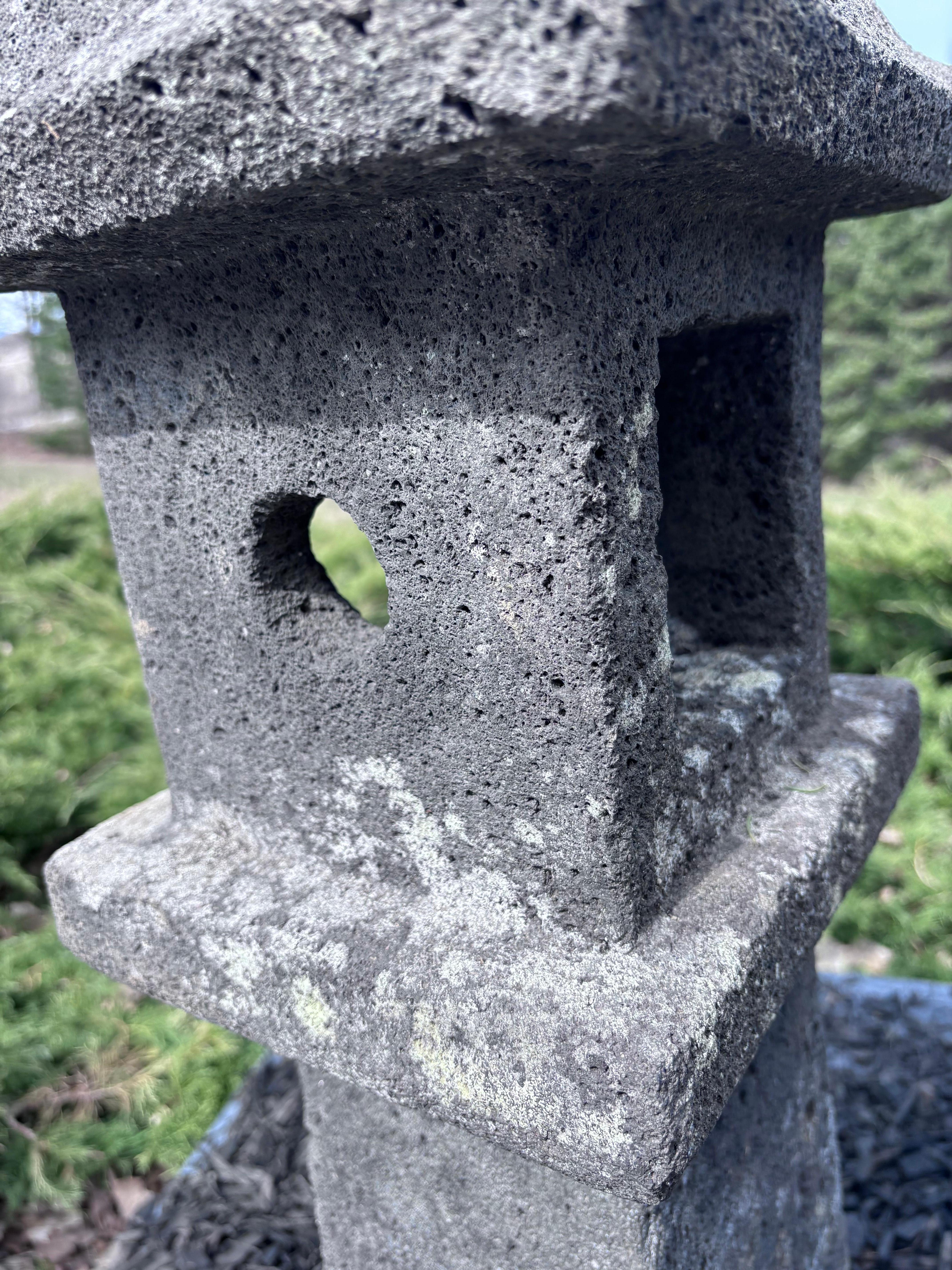 Pareja de faroles altos japoneses de piedra antigua con forma de sol y luna, 36 pulgadas en venta 4