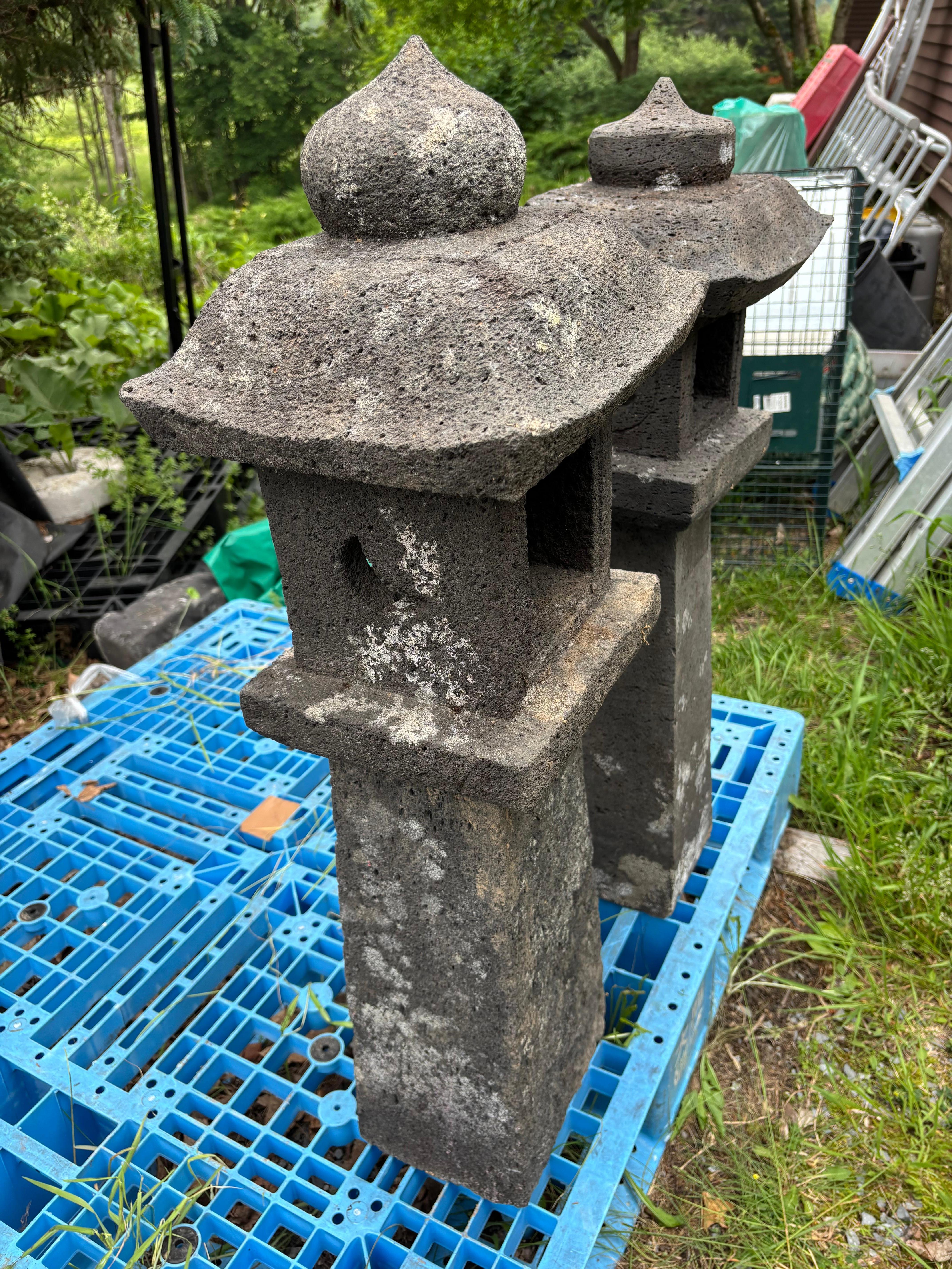 Pareja de faroles altos japoneses de piedra antigua con forma de sol y luna, 36 pulgadas en venta 1