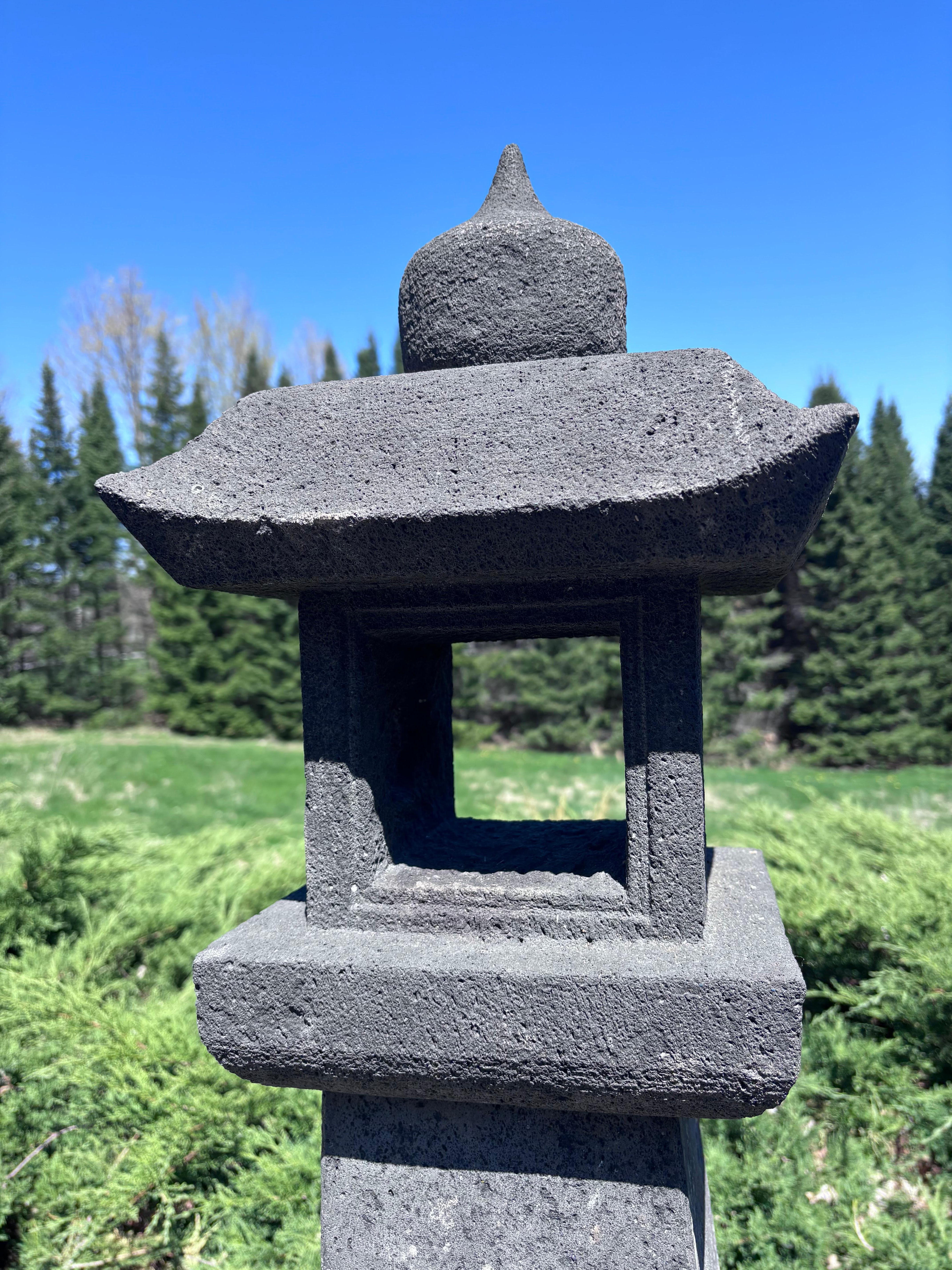 Japanische größte antike Stein-Sonnen- und Mondlaterne mit schönen Details 43 Zoll im Angebot 4