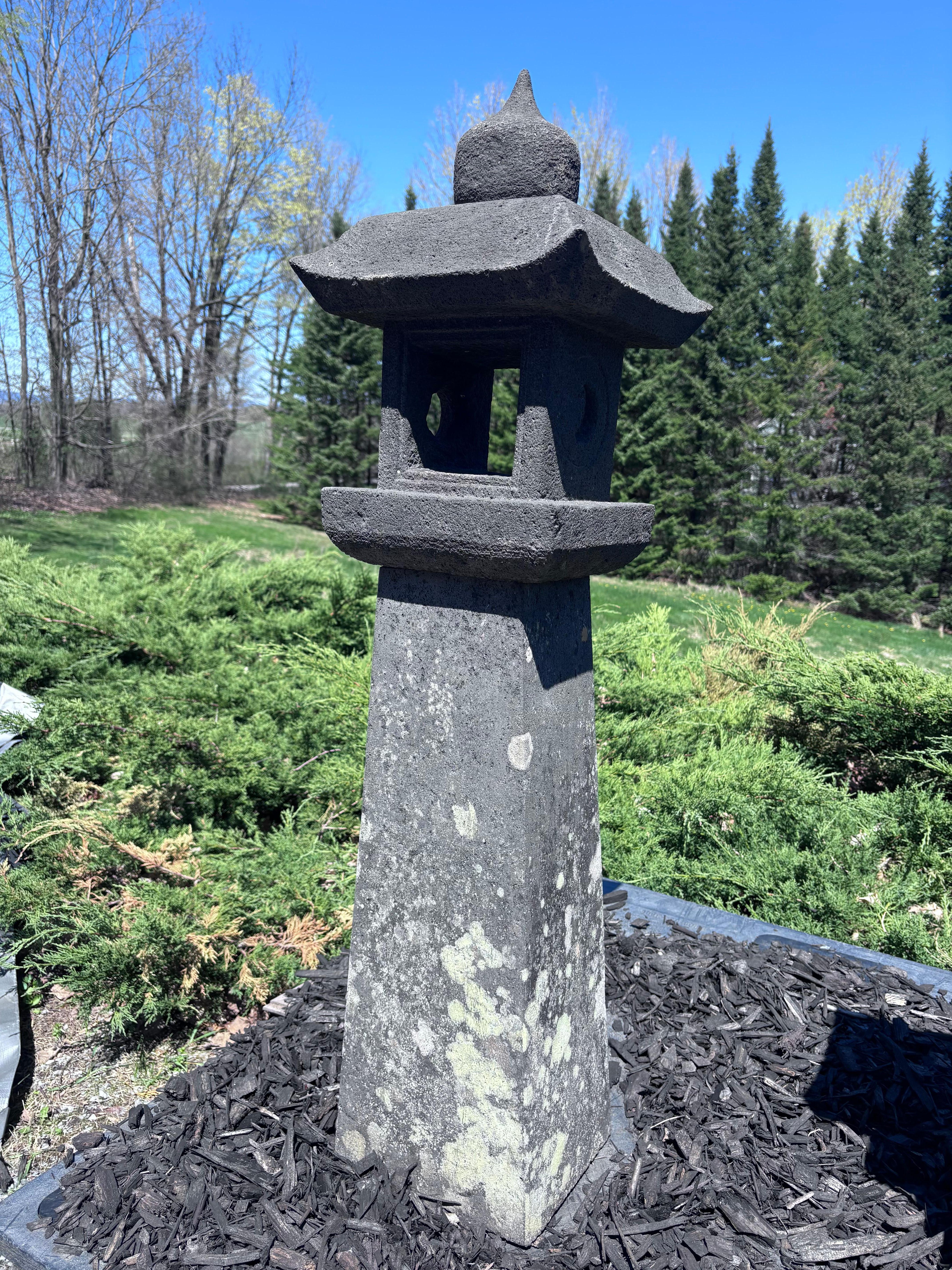Japanische größte antike Stein-Sonnen- und Mondlaterne mit schönen Details 43 Zoll im Angebot 5