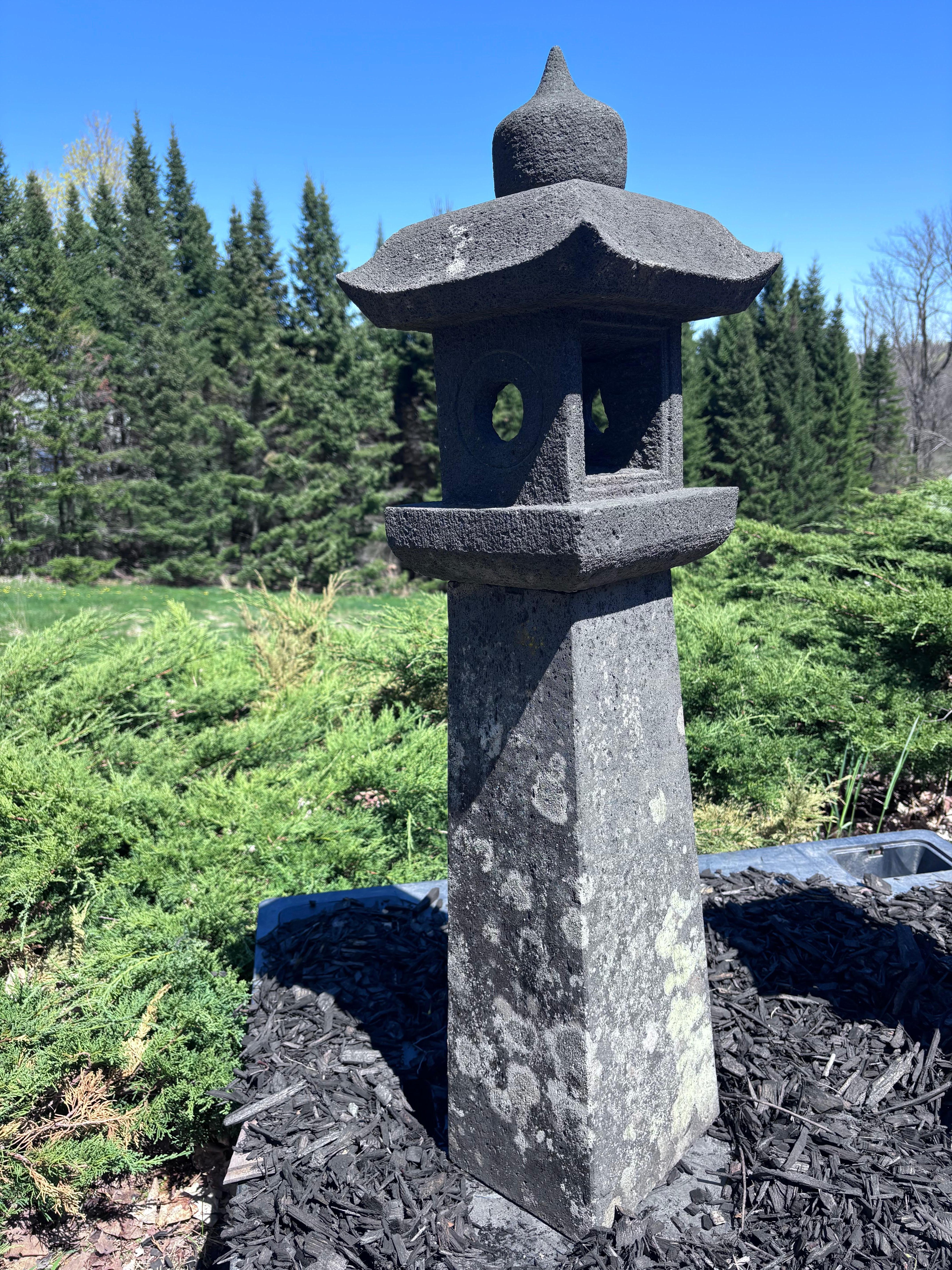 Japanische größte antike Stein-Sonnen- und Mondlaterne mit schönen Details 43 Zoll (Taisho) im Angebot