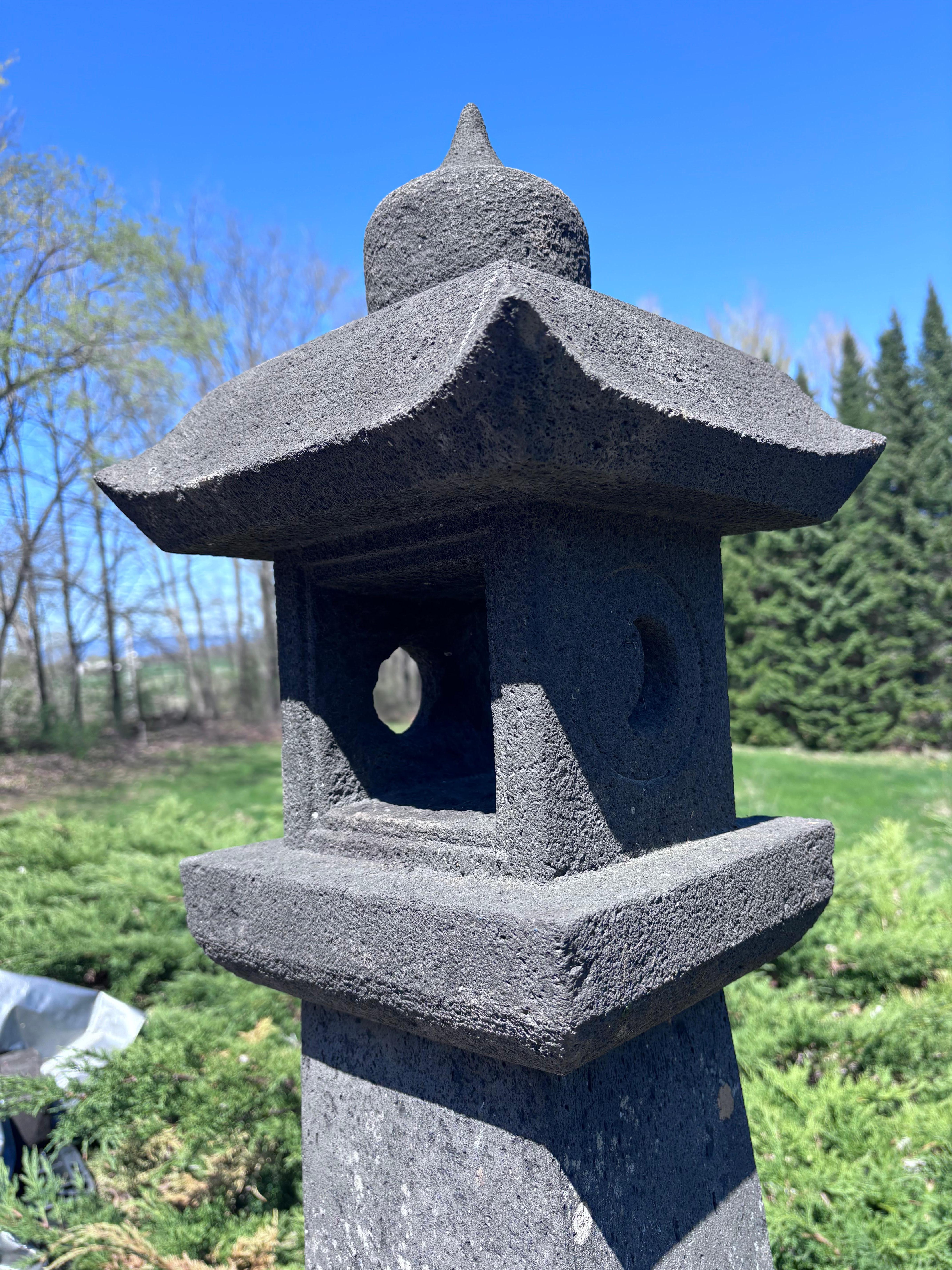 Japanische größte antike Stein-Sonnen- und Mondlaterne mit schönen Details 43 Zoll im Angebot 3