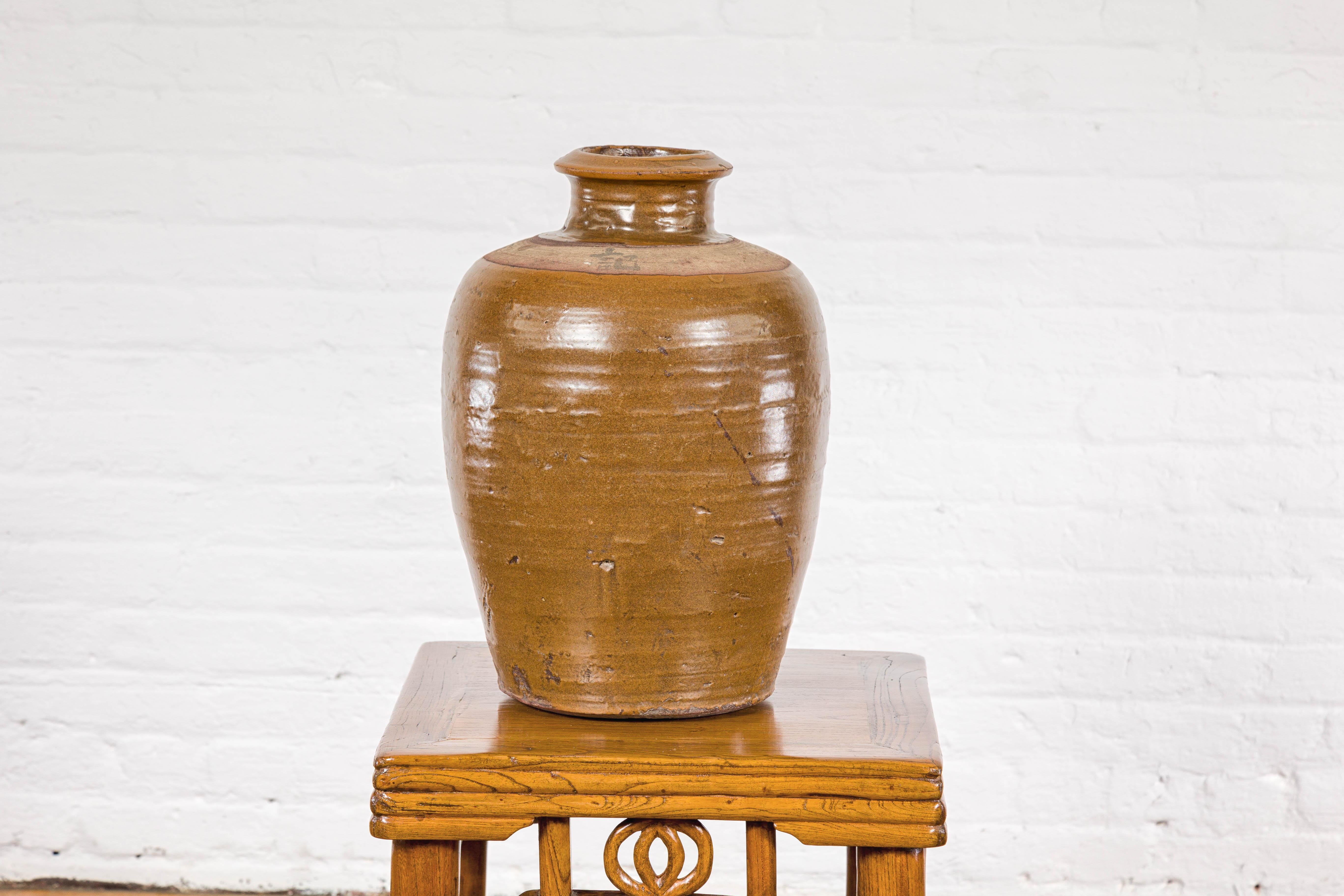 Ware japonaise Tamba Tachikui  Vase à glaçure Brown avec calligraphie discrète en vente 5