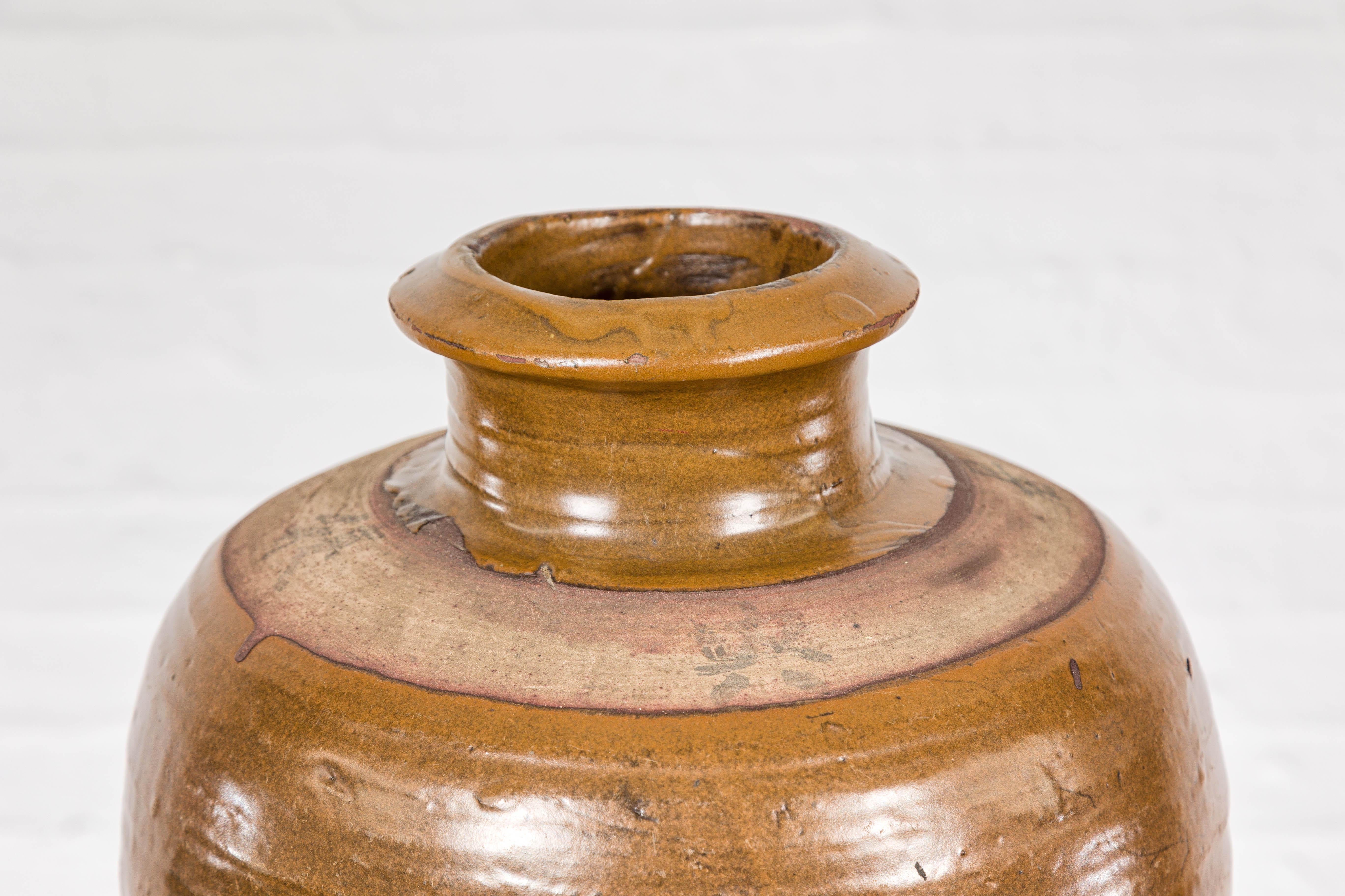 Vernissé Ware japonaise Tamba Tachikui  Vase à glaçure Brown avec calligraphie discrète en vente